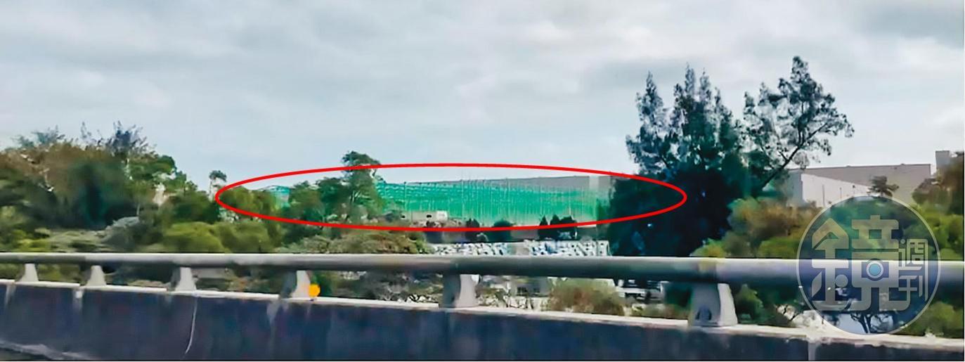 A先生指控，家樂福4月才取得建照可重蓋倉庫，但2月鋼構就（紅圈處）已明顯架設完成，恐有違法之虞。（讀者提供）