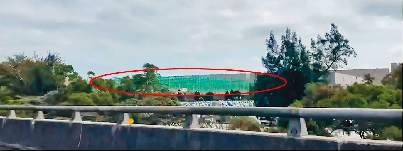 A先生指控，家樂福4月才取得建照可重蓋倉庫，但2月鋼構就（紅圈處）已明顯架設完成，恐有違法之虞。（讀者提供）