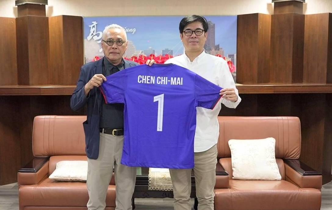 中華足協王麟祥理事長也特地前往高雄拜會高雄市長陳其邁，並致贈繡有陳名字的中華隊主場球衣，一同力挺台灣足球。（中華足協提供）