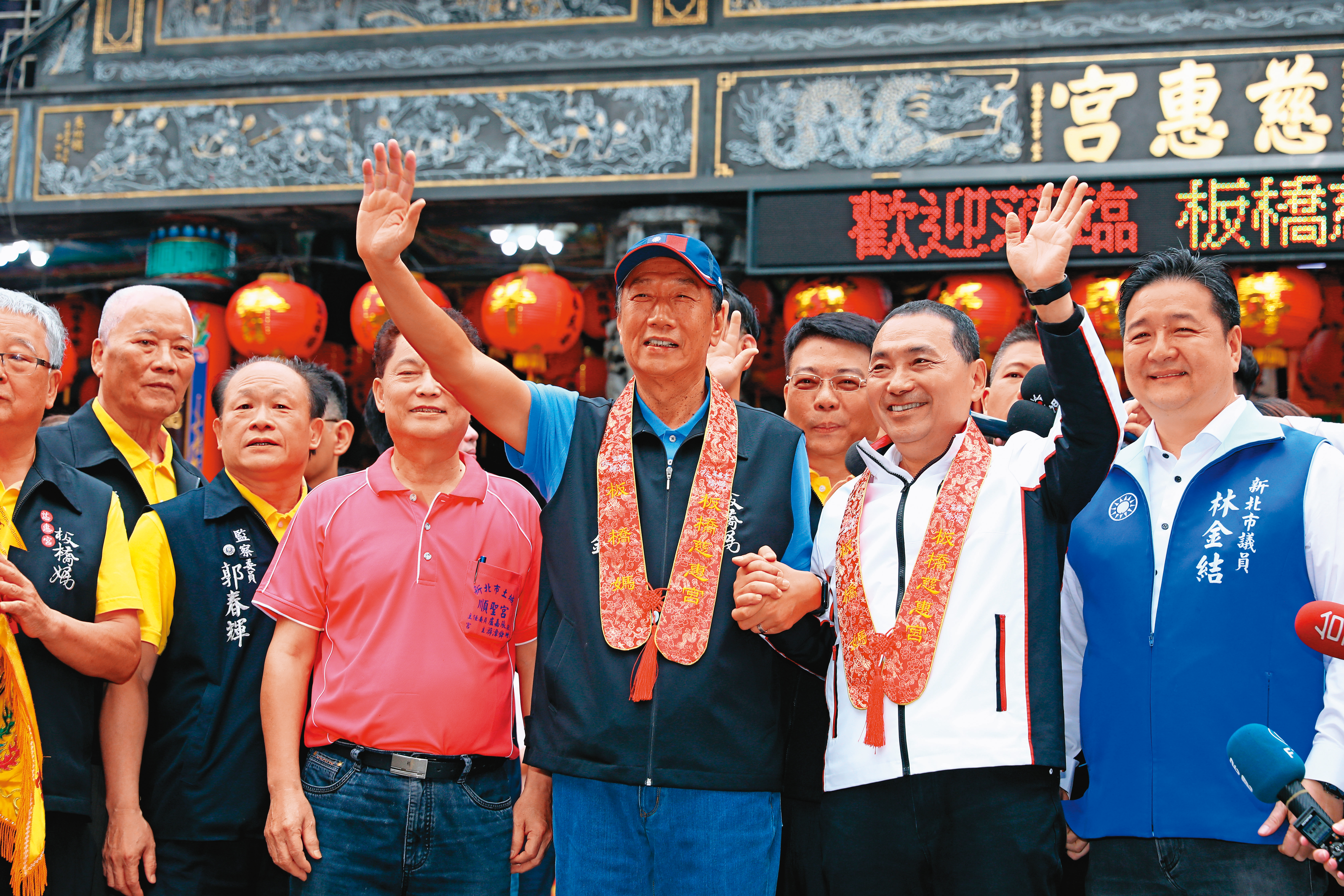 郭台銘（前左）、侯友宜（前右）之戰揭牌，二人未來互動成為各界關注焦點。