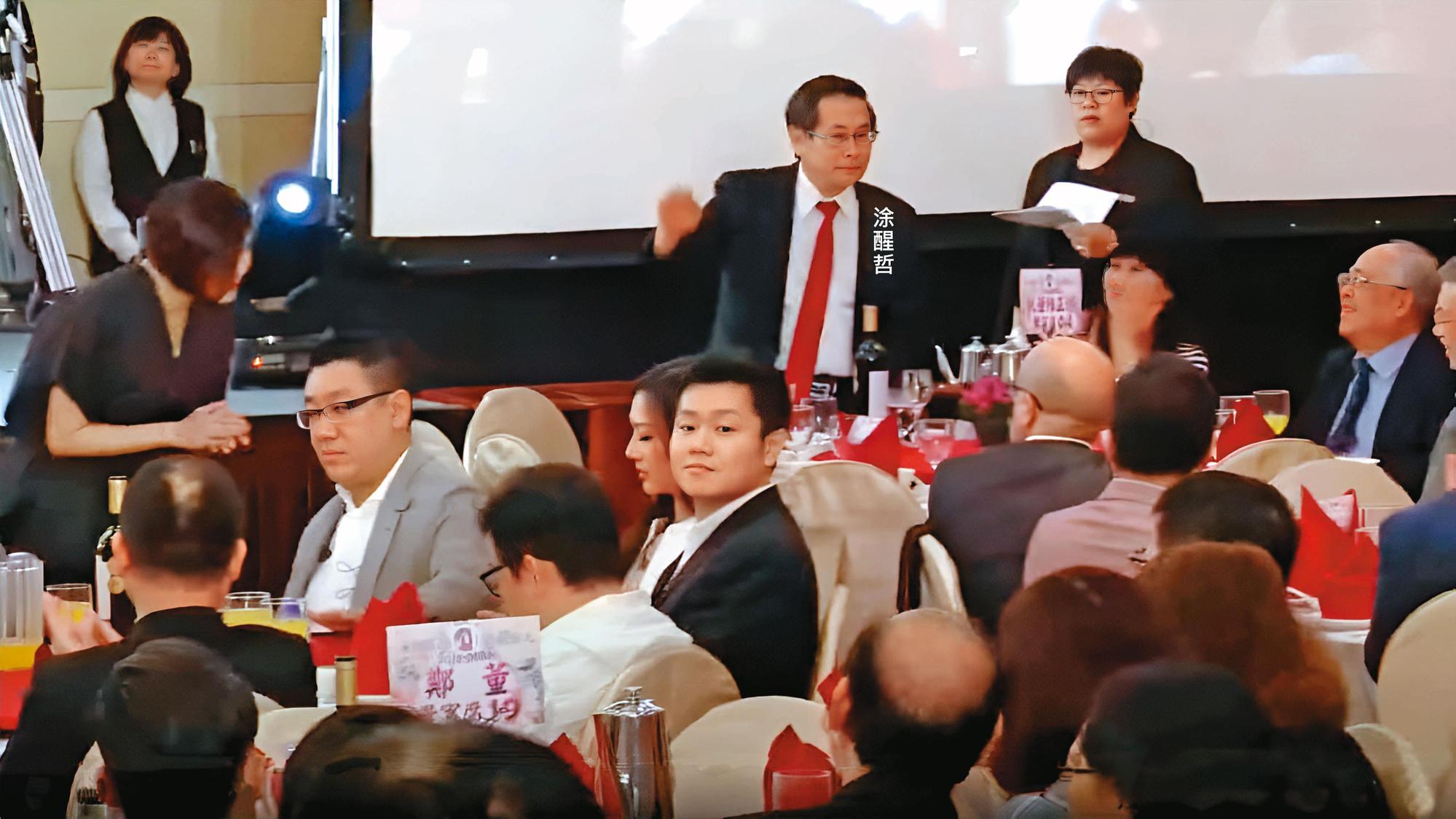 川晟機構春酒宴,由公司高層各自認桌邀請賓客餐敘,前立委涂醒哲等人受邀出席,但多數政商名流都不認識曾國緯。(翻攝川晟機構春酒晚宴YouTube)