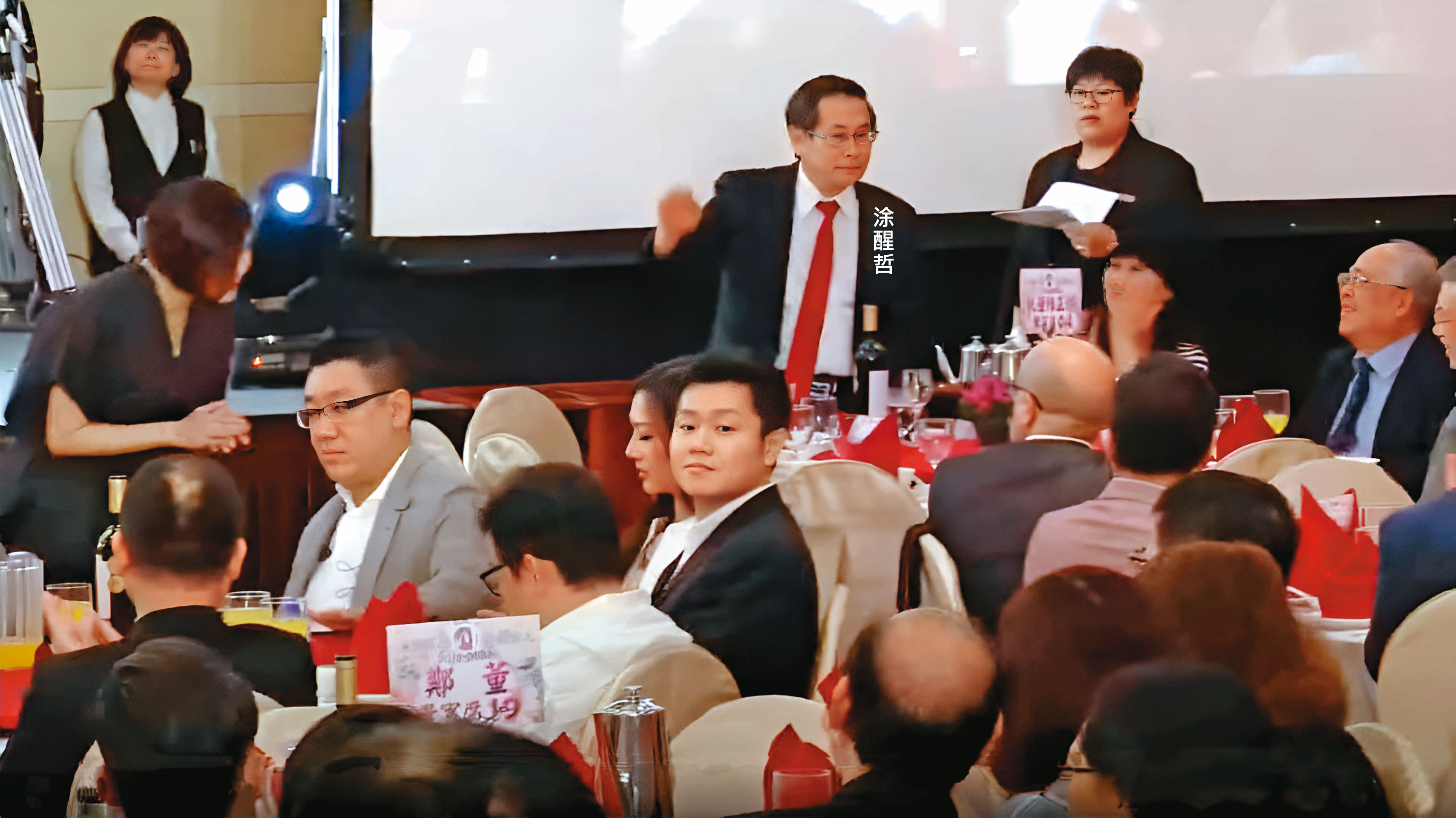 川晟機構春酒宴,由公司高層各自認桌邀請賓客餐敘,前立委涂醒哲等人受邀出席,但多數政商名流都不認識曾國緯。(翻攝川晟機構春酒晚宴YouTube)