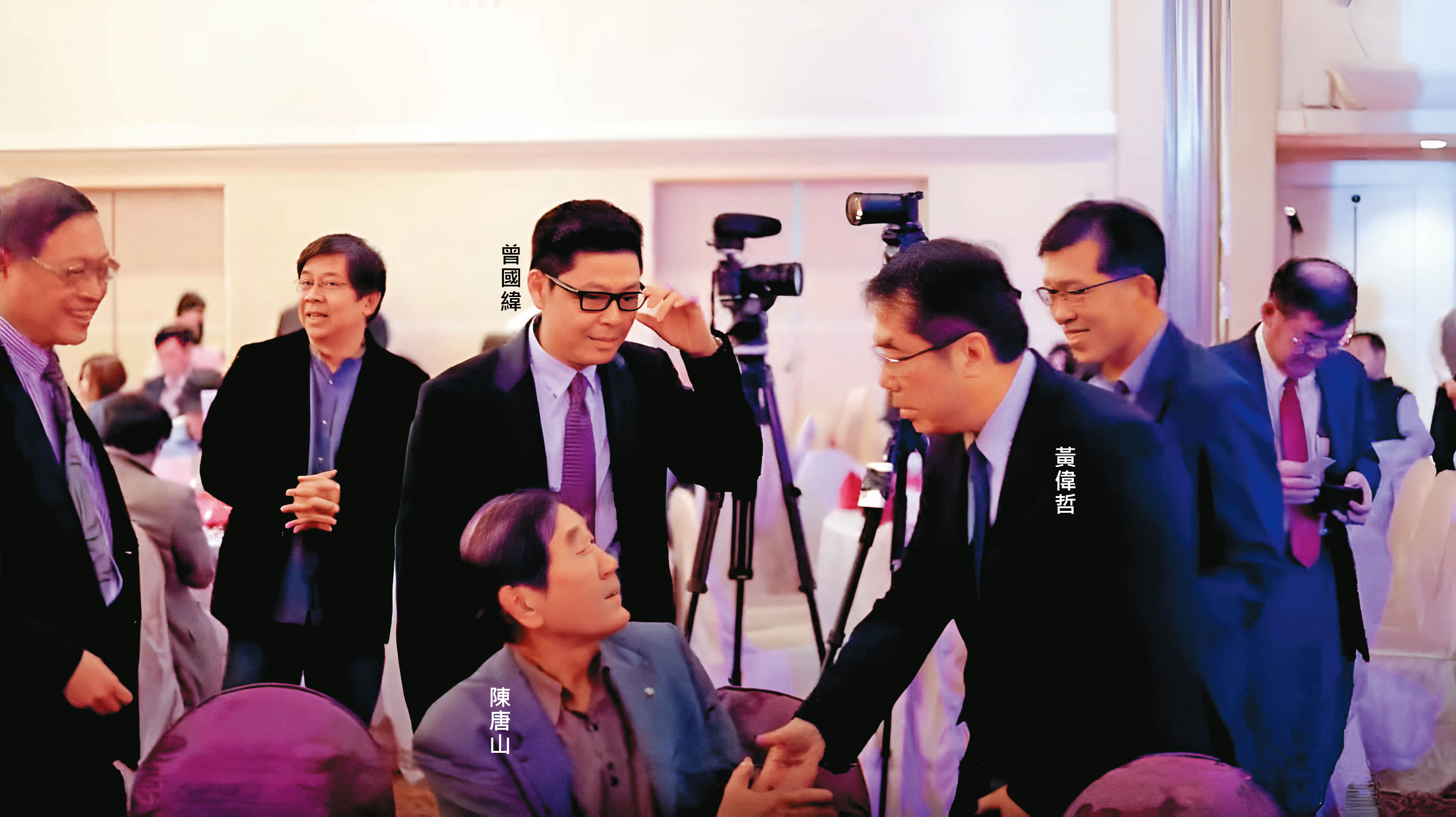 曾國緯西裝筆挺現身川晟2019年春酒宴，台南市長黃偉哲及前立委陳唐山也受邀與會。（翻攝川晟機構春酒晚宴YouTube）