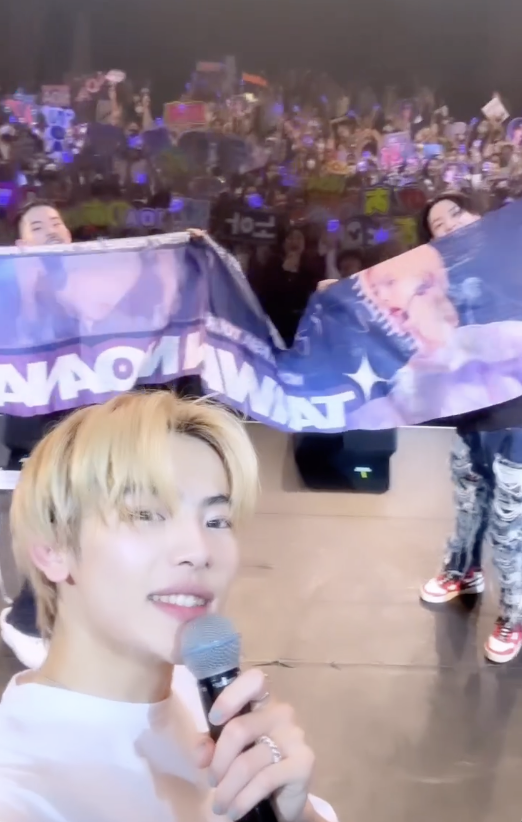 演唱會安可聽到粉絲合唱〈Purple Sky〉讓NOA超開心。(截圖自NOA IG)