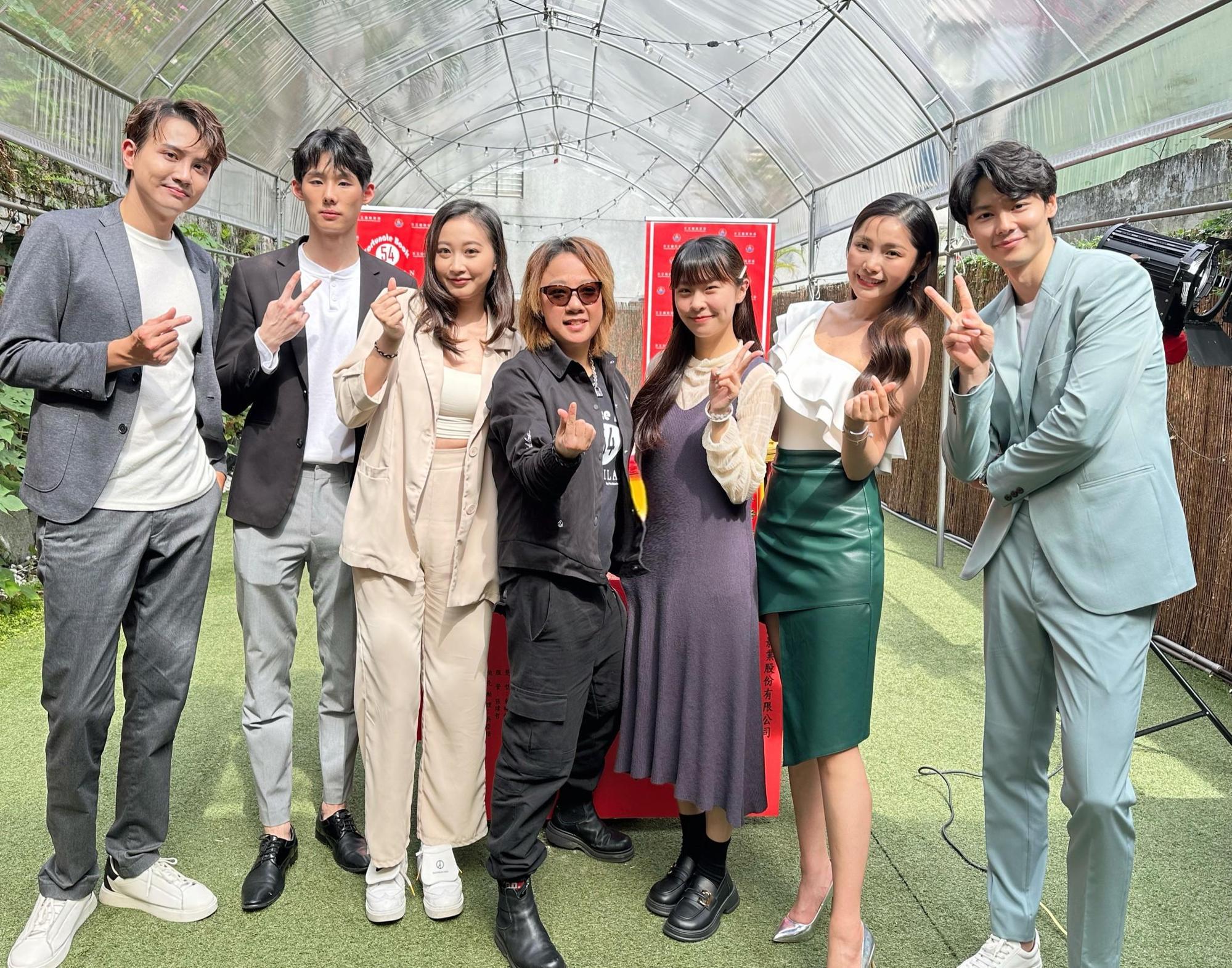 華語靈異喜劇《幸運靈書FB54》演員,左起程樂、楊宸、葉雨柔、王毓雅導演、洪珮珈、楊淨宇、羅子惟。(天王國際影業股份有司提供)