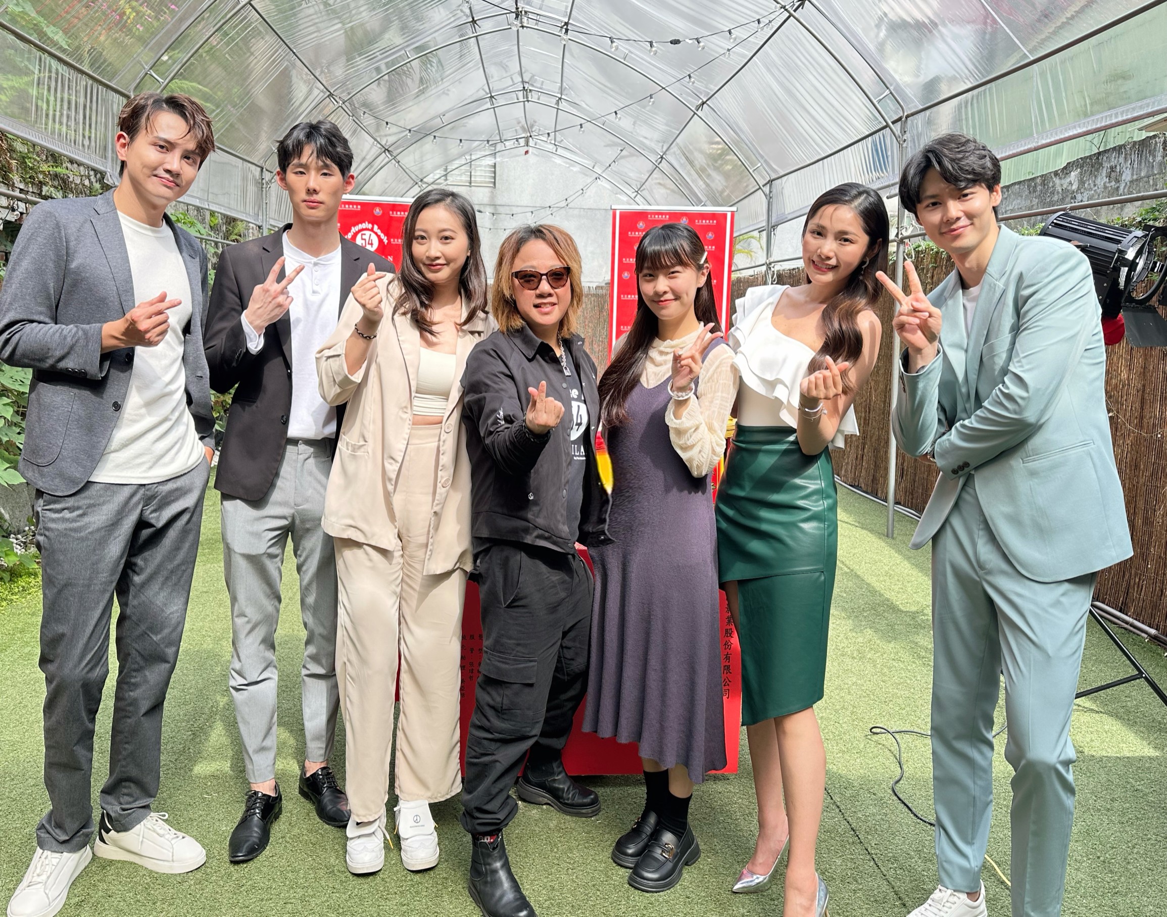 華語靈異喜劇《幸運靈書FB54》演員，左起程樂、楊宸、葉雨柔、王毓雅導演、洪珮珈、楊淨宇、羅子惟。（天王國際影業股份有司提供） 