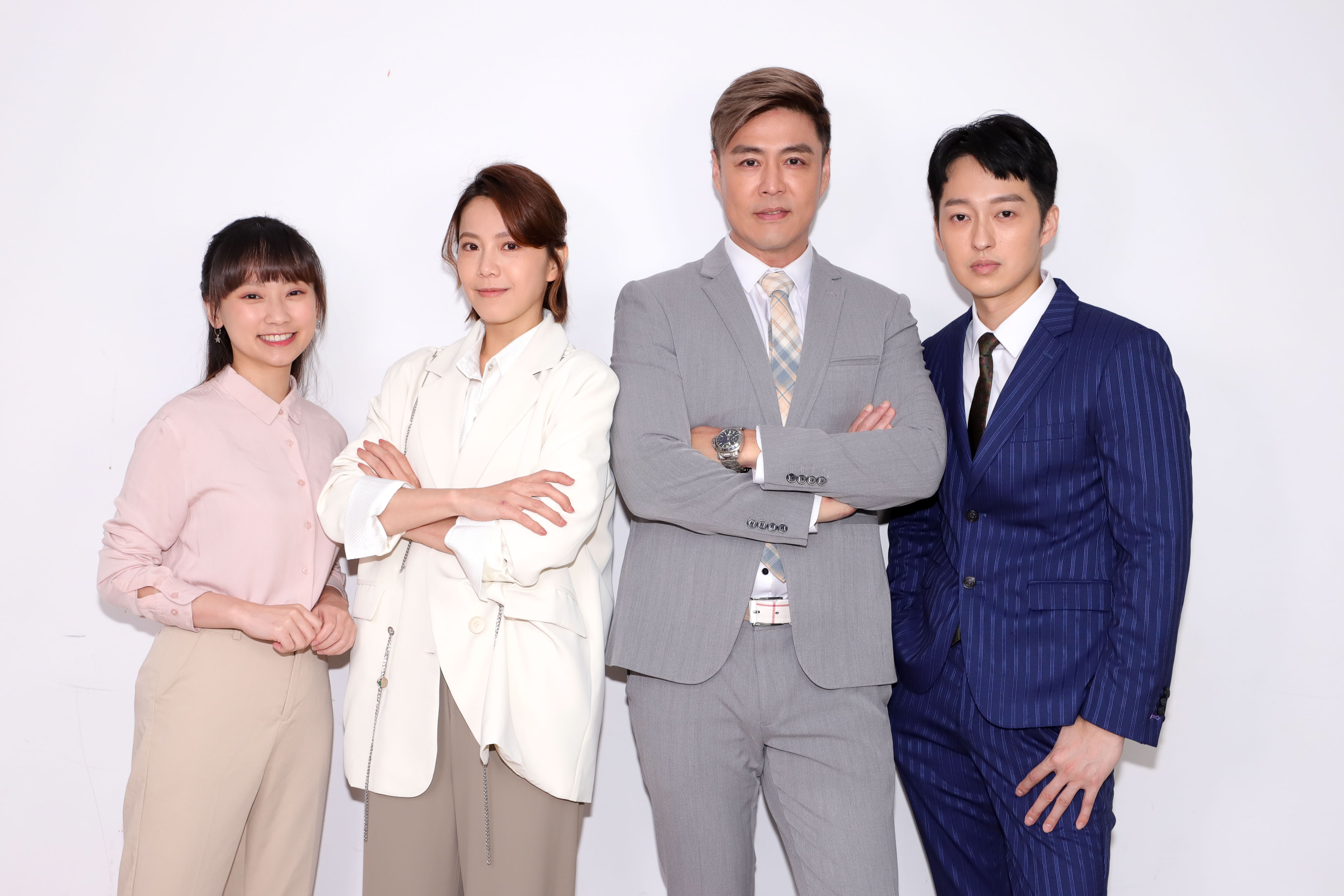 劉至翰（右二）、廖苡喬（左二）、于浩威（右一）、吳鈺萱（左一）加入8點檔《市井豪門》演出。（民視提供）