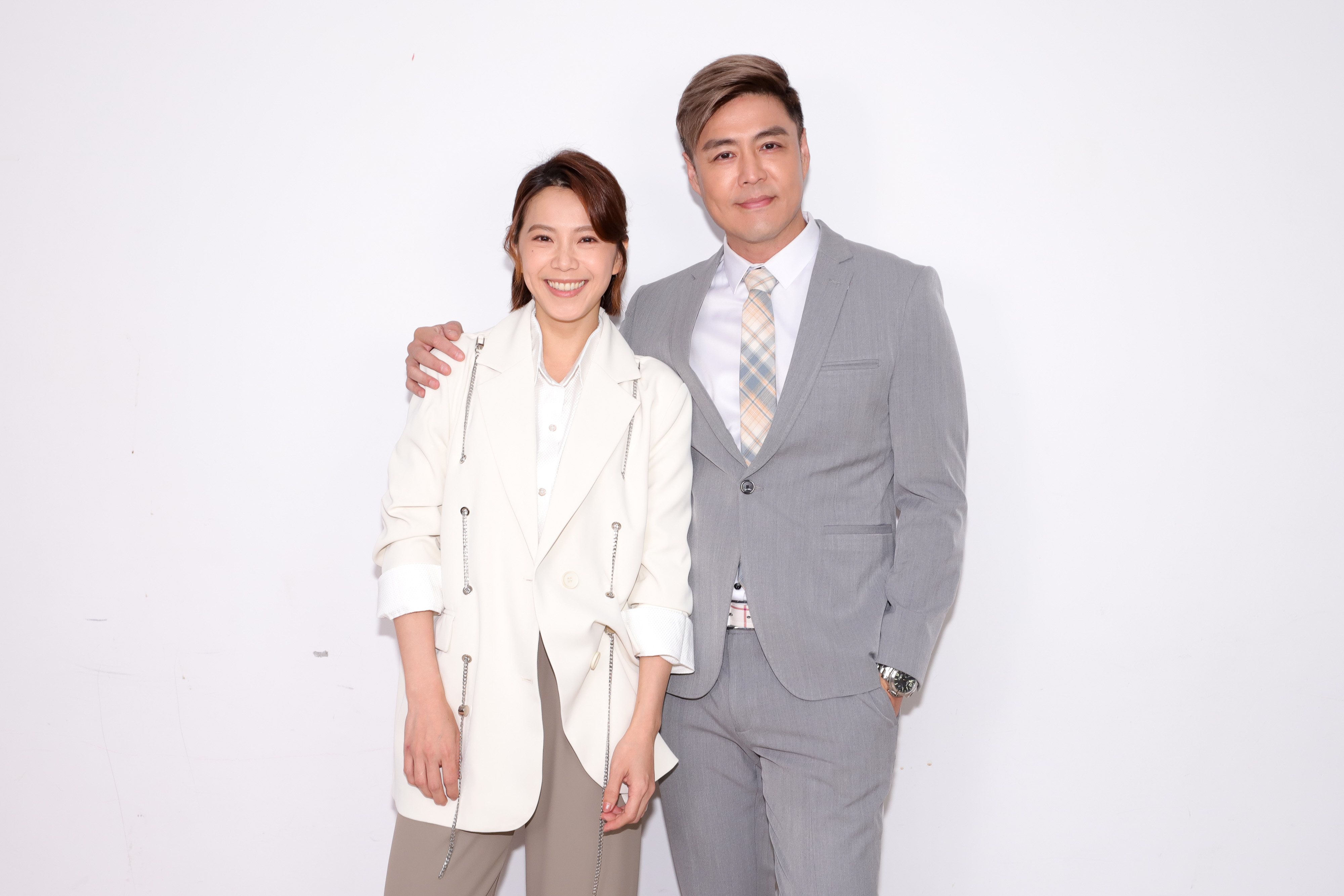 《市井豪門》劉至翰（右）跟廖苡喬（左）首次搭檔演兄妹，兩人感情要好但是工作上常不對盤。（民視提供）