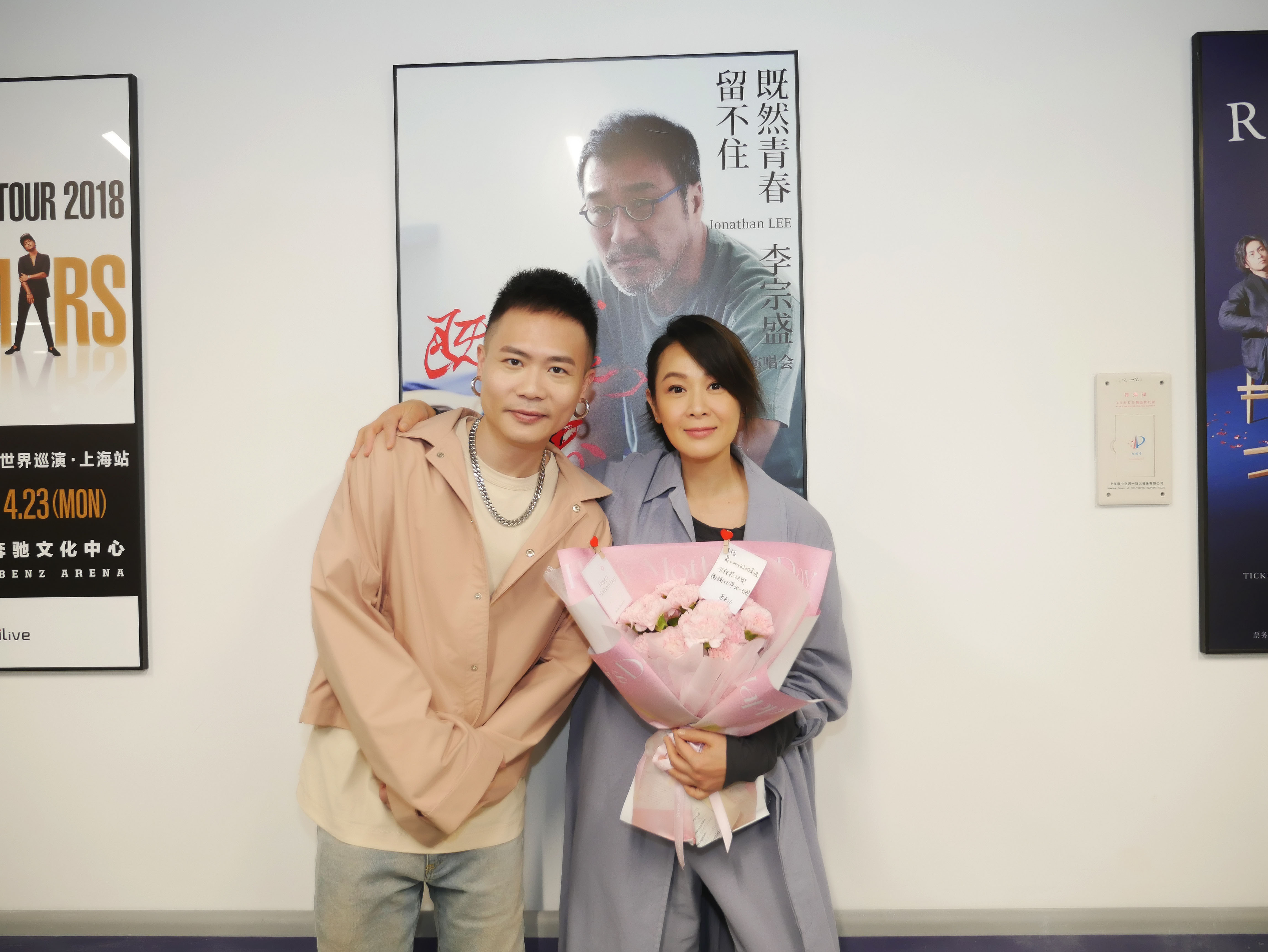 蕭秉治為劉若英上海站演唱會擔任開場嘉賓，並送上康乃馨。（相信音樂提供）