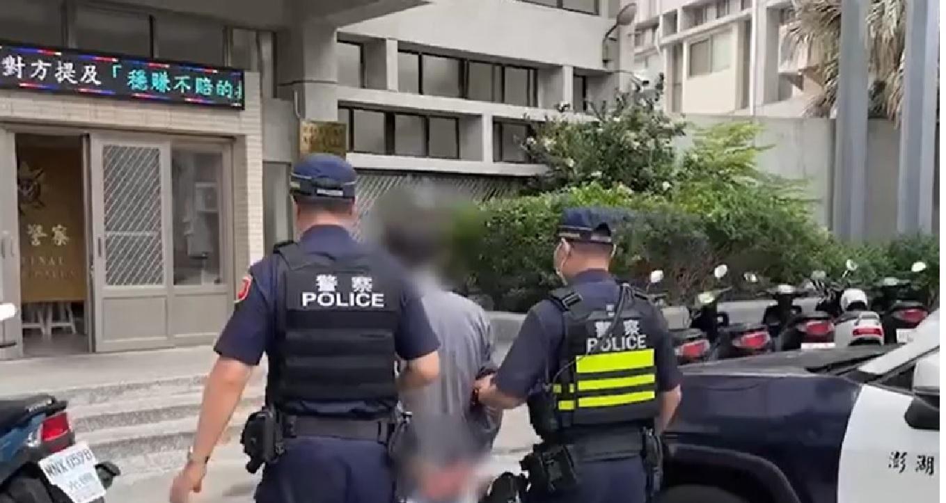 現役軍人行搶後投案，被警方帶回偵訊。（翻攝畫面）