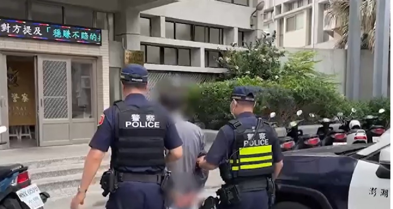 現役軍人行搶後投案，被警方帶回偵訊。（翻攝畫面）