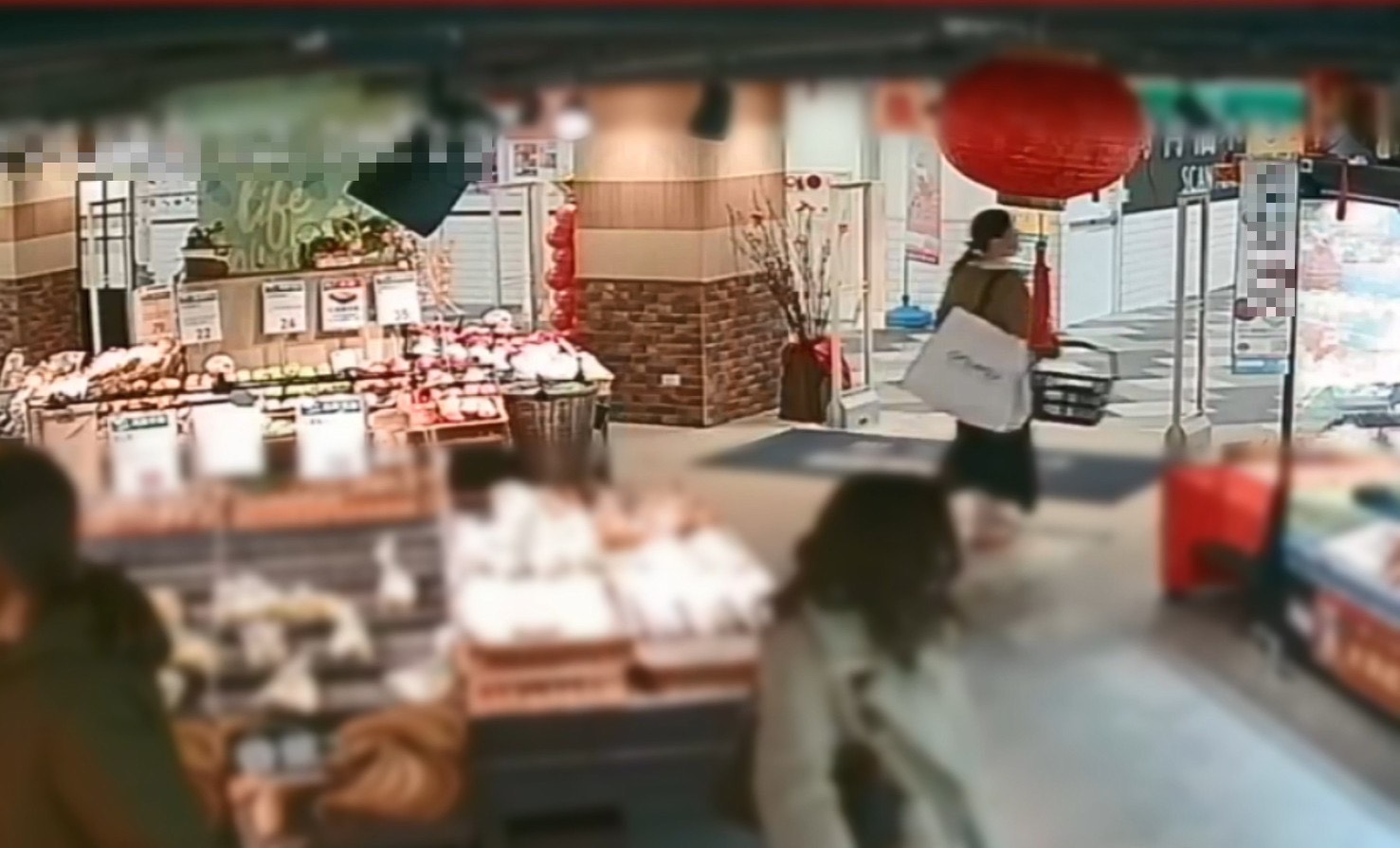 警方掌握張女刻意配戴假髮，過程中還變換多套服裝。（翻攝畫面）