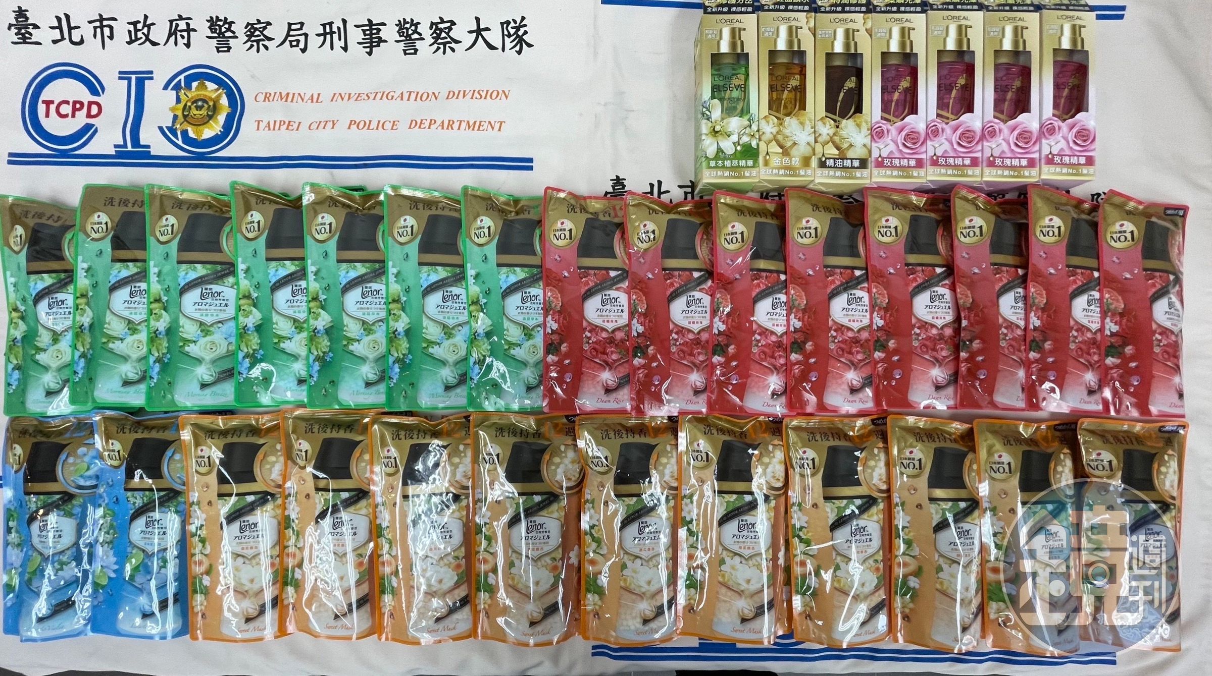 警方當場查獲張女包包內數包偷來的衣物芳香豆及護髮精油。（翻攝畫面）
