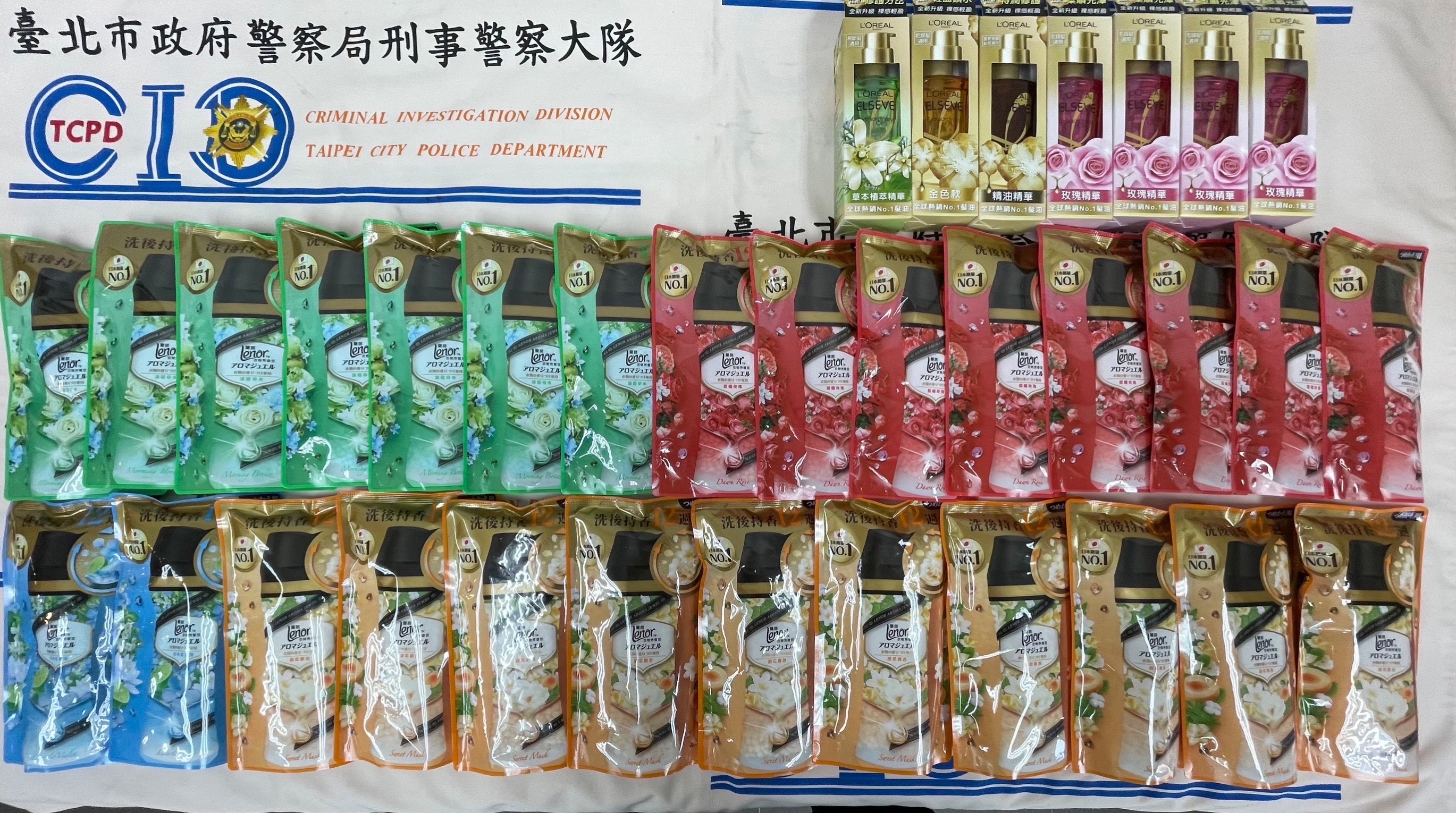 警方當場查獲張女包包內數包偷來的衣物芳香豆及護髮精油。（翻攝畫面）