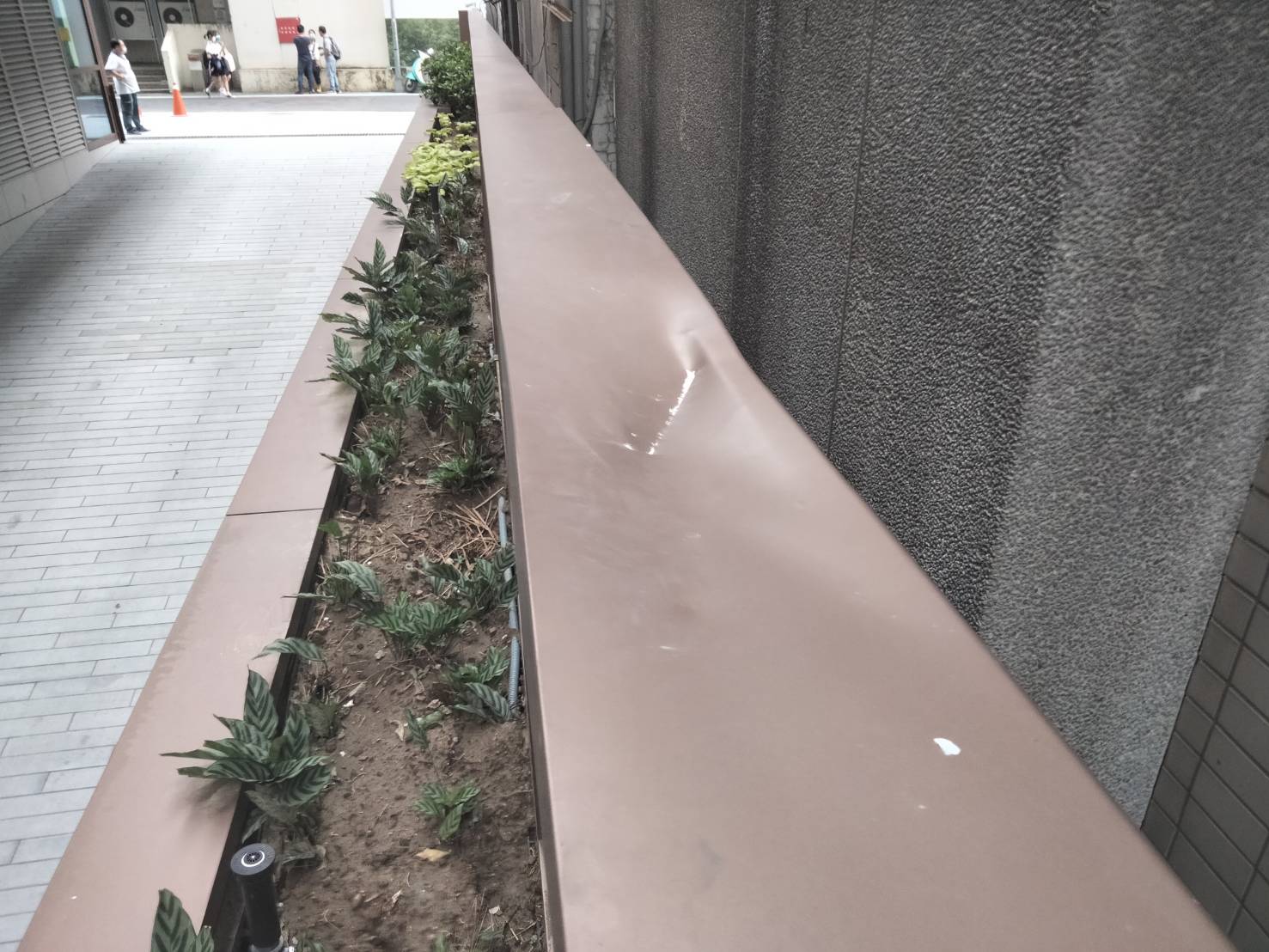 台北捷運共構宅「新東京宅」的住戶召開記者會，控訴其大樓外牆結晶化玻璃材質已發生5起墜落事件。（新東京宅管委會提供）