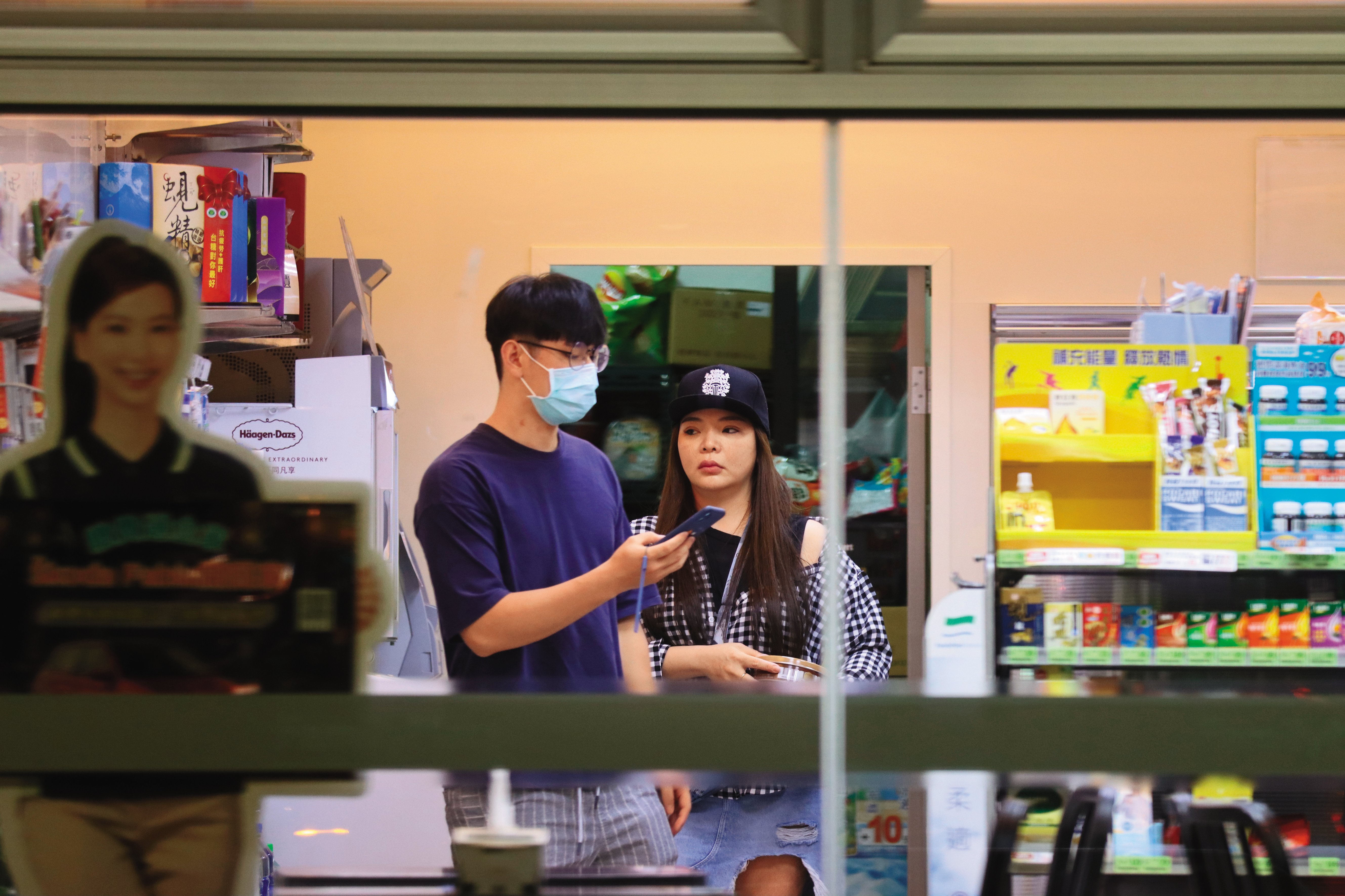 本刊曾拍到小甜甜（右）與宋晉賢（左）愛得甜蜜，互動非常親暱，沉浸在2人世界中。