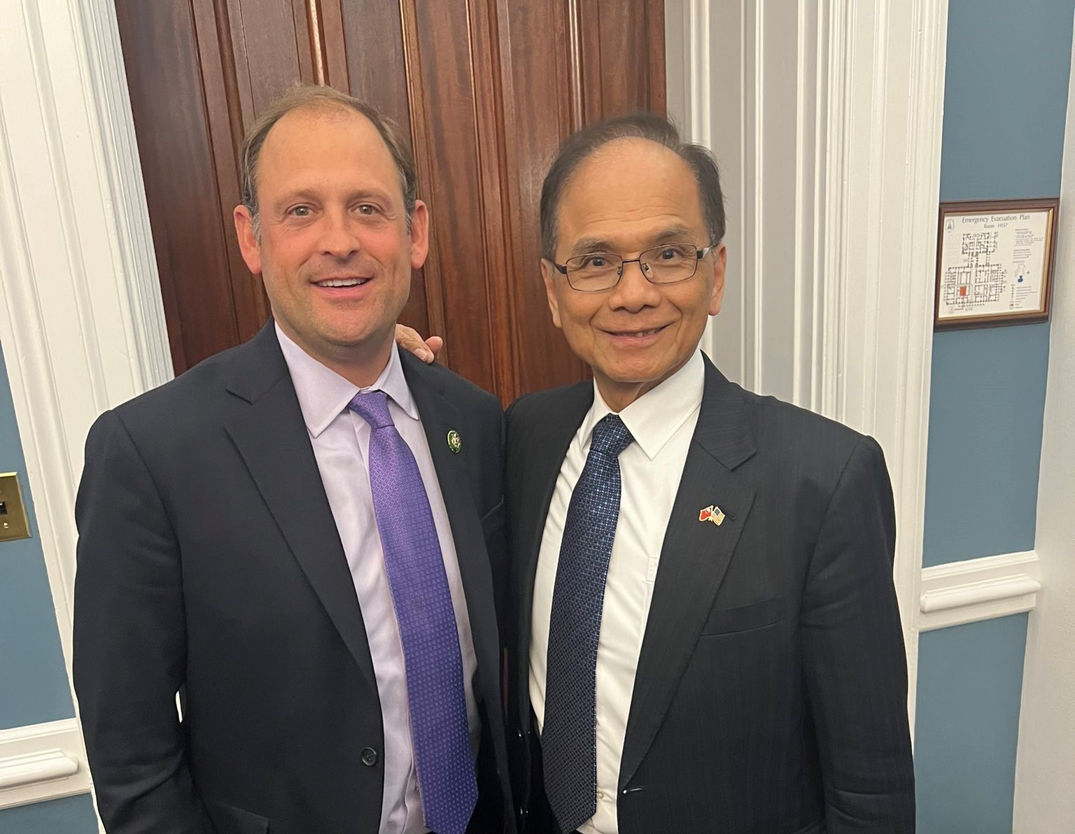 游錫堃訪問華府，眾議員巴爾表示很榮幸能會面，很驕傲與台灣站在一起。（翻攝自@RepAndyBarr推特）