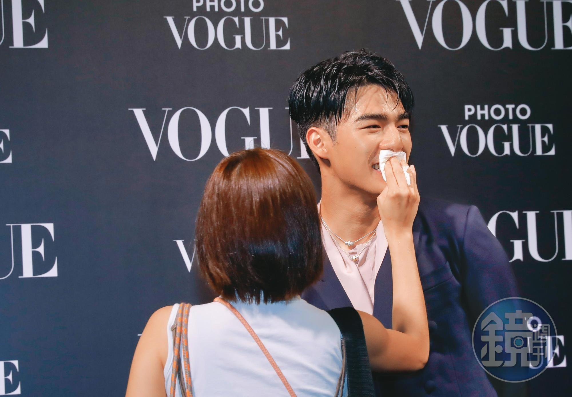 陳昊森（右）出席《Vogue》影像藝術展開幕之夜，繼續爆汗，原來是「大濕」，失敬、失敬。（作揖）
