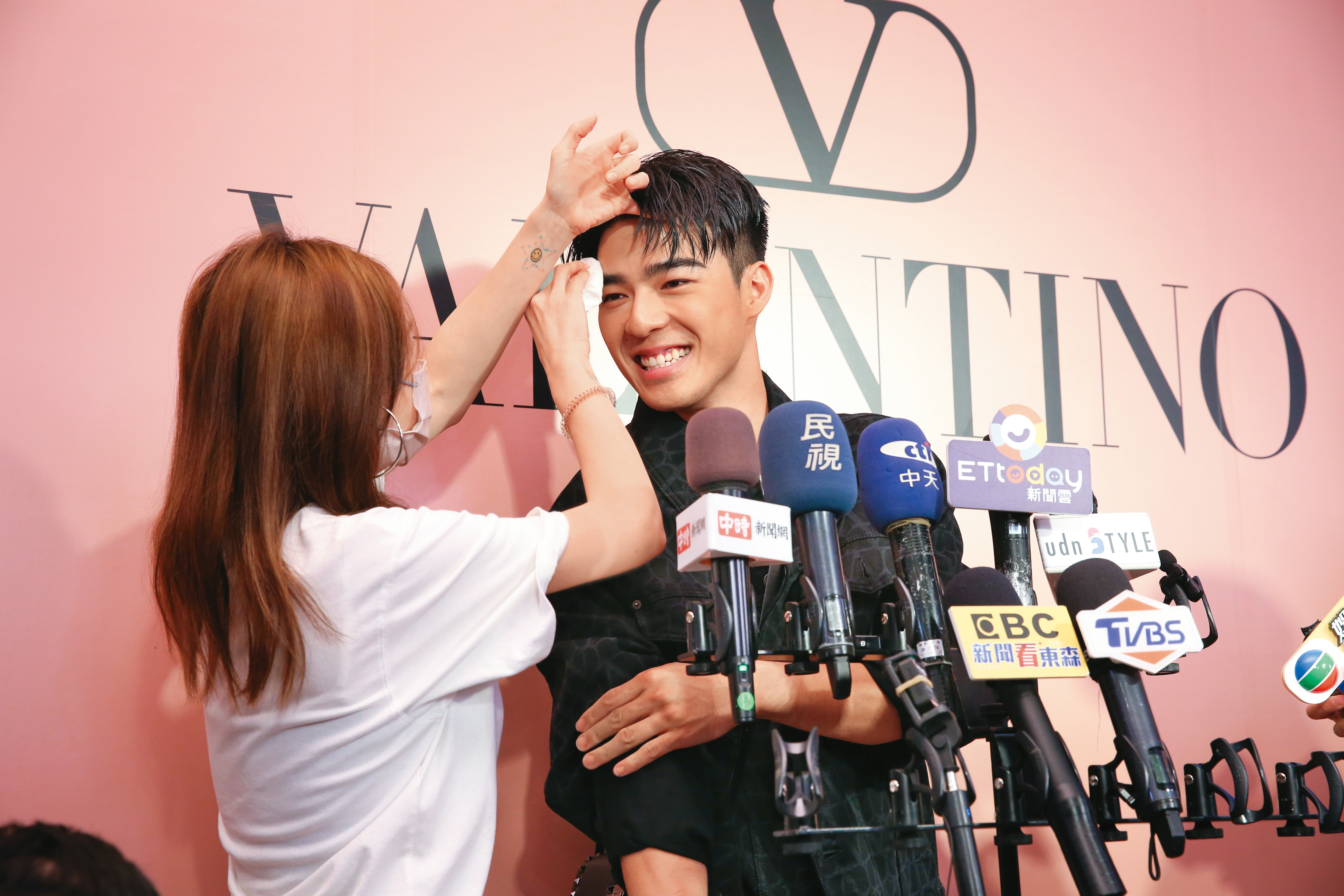 陳昊森（右）在Valentino開幕直爆汗，名副其實「汁液型男」。（好想當那張衛生紙～）