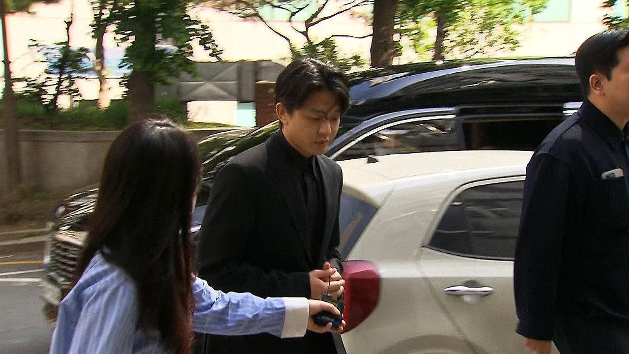 劉亞仁(中)今現身首爾警察廳配合警方調查。(翻攝自SBS)