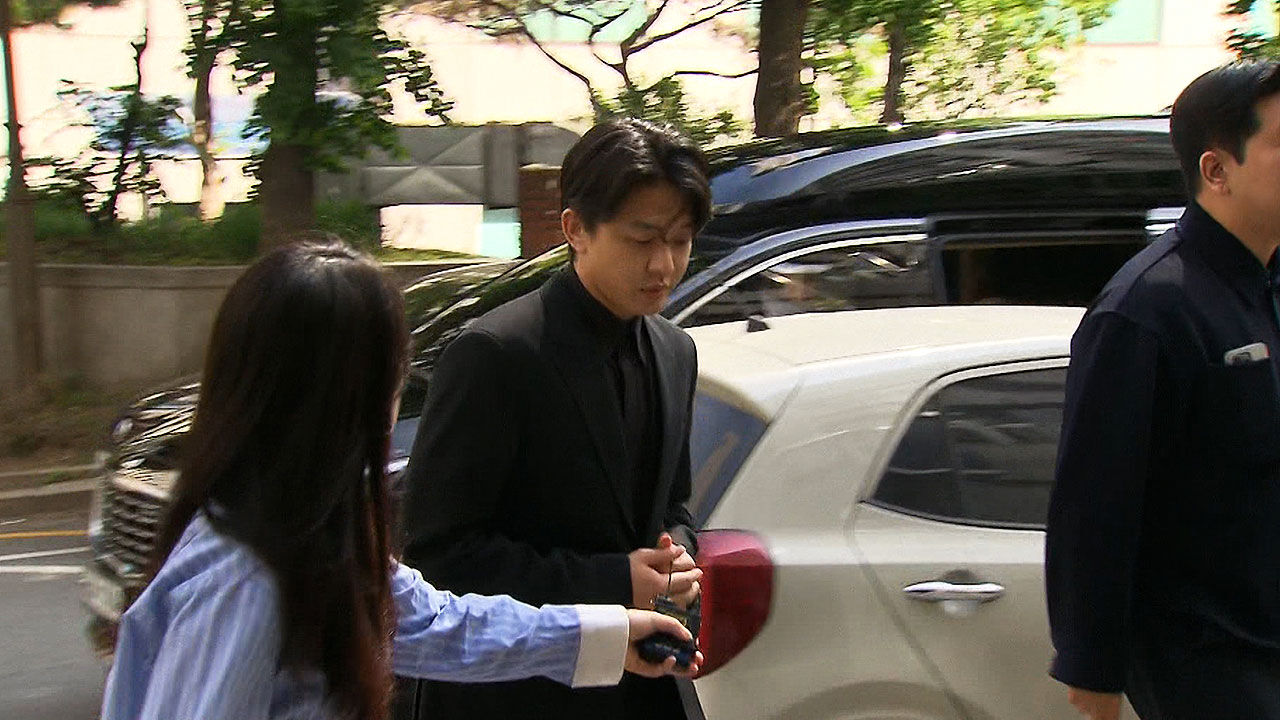 劉亞仁（中）今現身首爾警察廳配合警方調查。（翻攝自SBS）