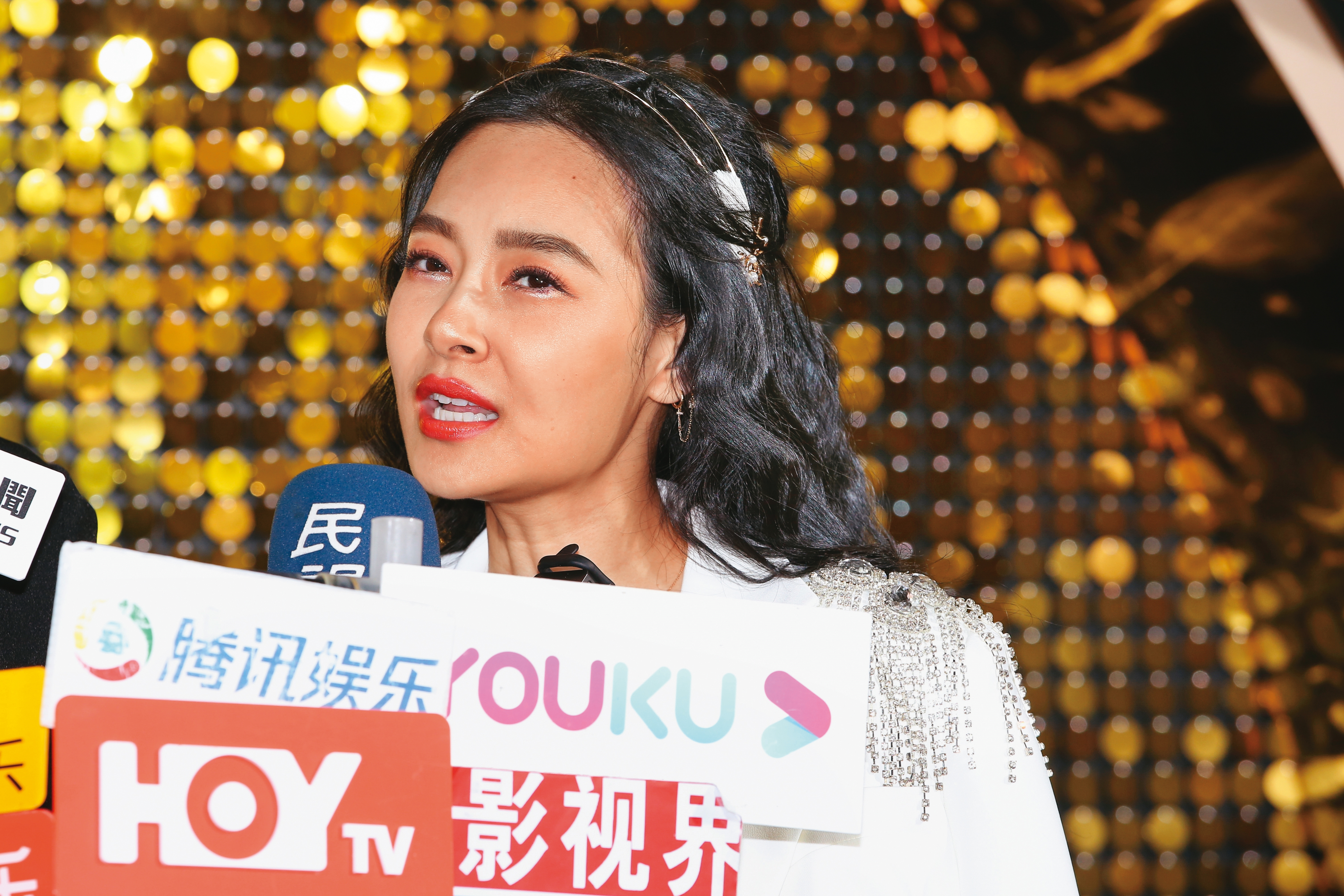 王思佳最近是話題女王，一下被指拿假名牌包、一下又是大學學歷造假。