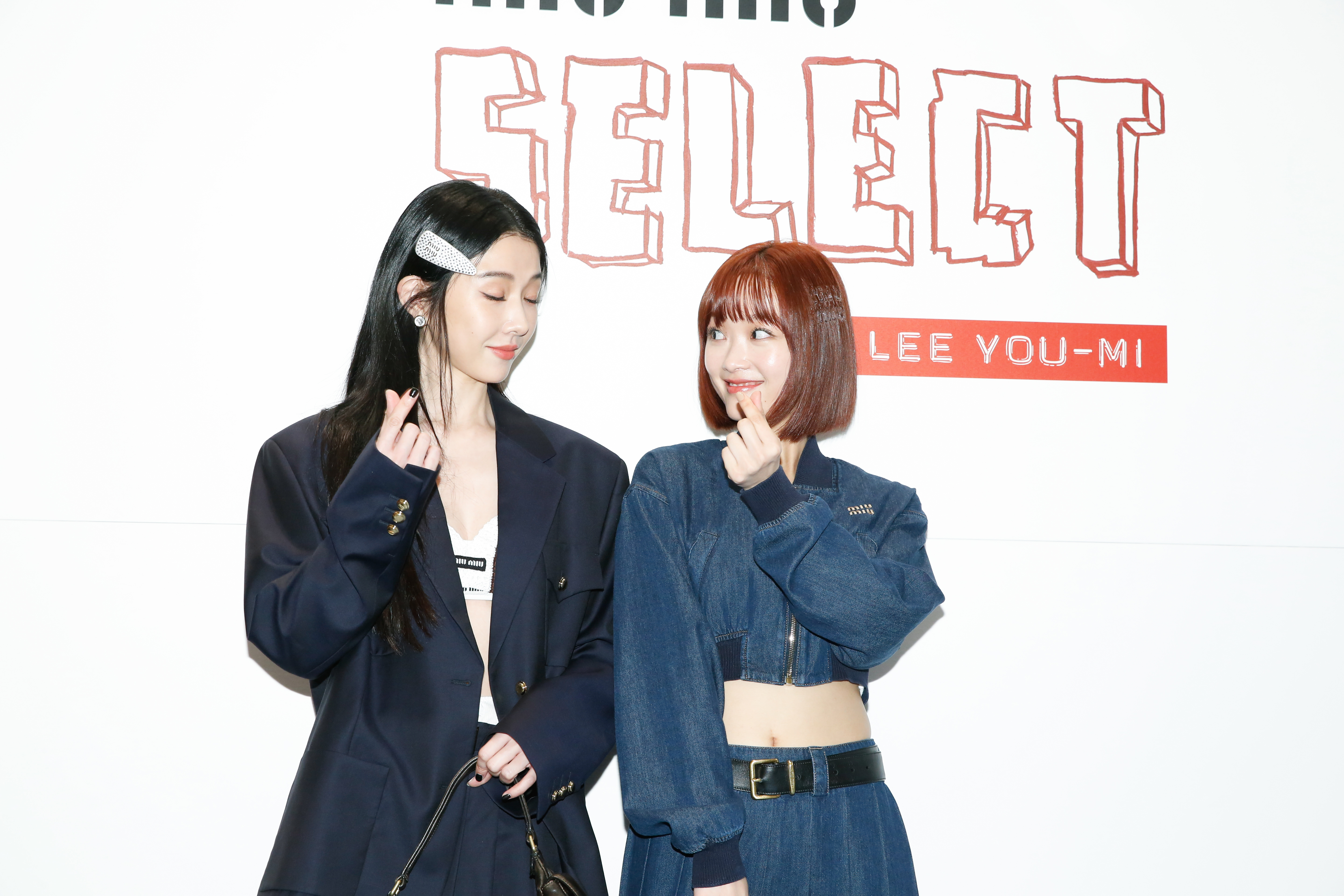 邵雨薇（左）與李瑜美（右）比「炫腹」，邵雨薇光閉眼，氣勢就贏一半。（麻煩來隻導盲犬領走）