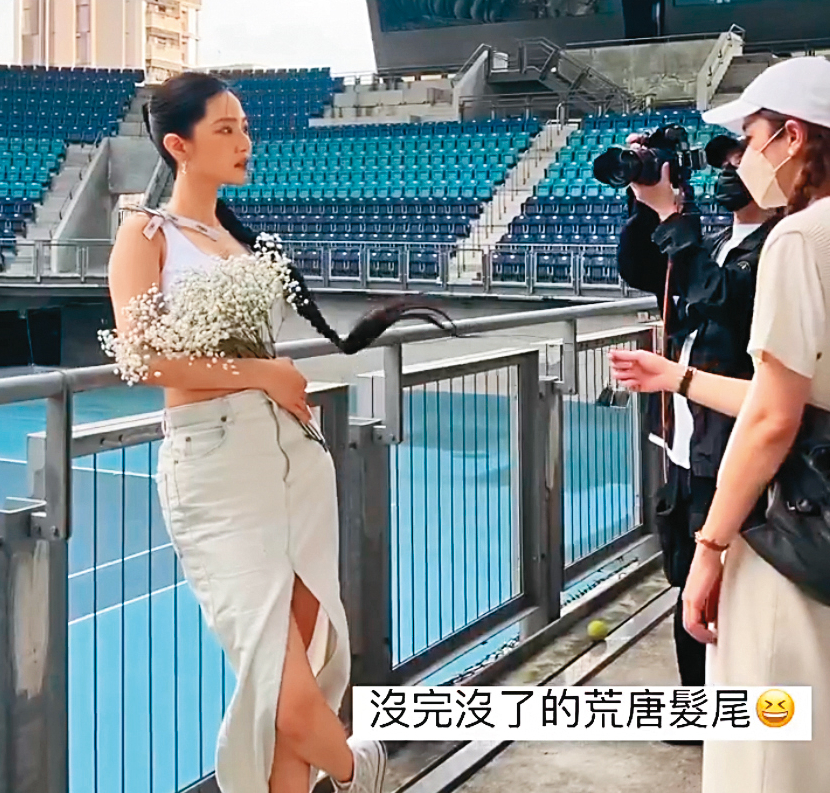 幕後：髮型師（右）在曾之喬（左）的髮尾綁上一條線，不斷拉扯做效果。（翻攝自曾之喬IG）