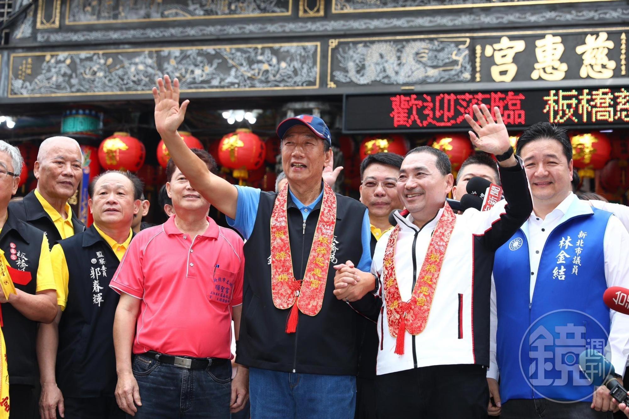 外界都在關注國民黨2024總統大選會派侯友宜還是郭台銘出戰。（圖為郭台銘和侯友宜日前合體出席板橋慈惠宮媽祖遶境活動）