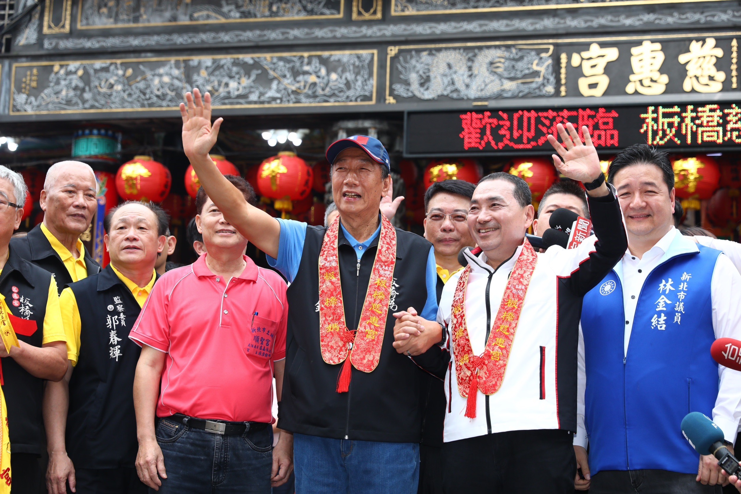 外界都在關注國民黨2024總統大選會派侯友宜還是郭台銘出戰。（圖為郭台銘和侯友宜日前合體出席板橋慈惠宮媽祖遶境活動）
