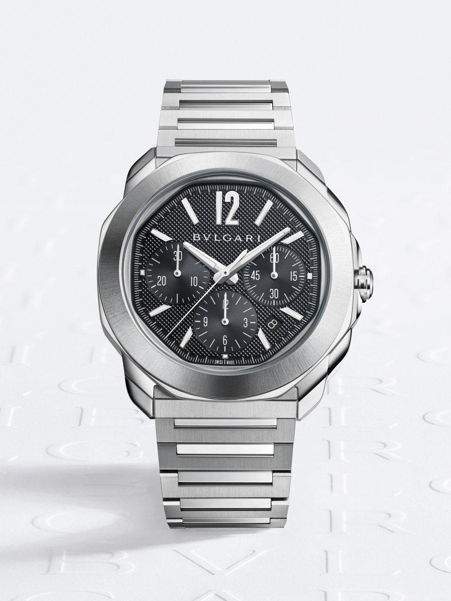 BVLGARI Octo Roma Chronograph Automatic自動上鏈計時錶款，採用經典而平衡的下三眼計時碼錶配置，搭載BVL399自動上鍊機芯，動力儲存42小時。精鋼錶殼，錶徑42mm，防水100米。附錶帶快拆系統，可自行更換鍊帶或皮帶。定價約NT$275,000。