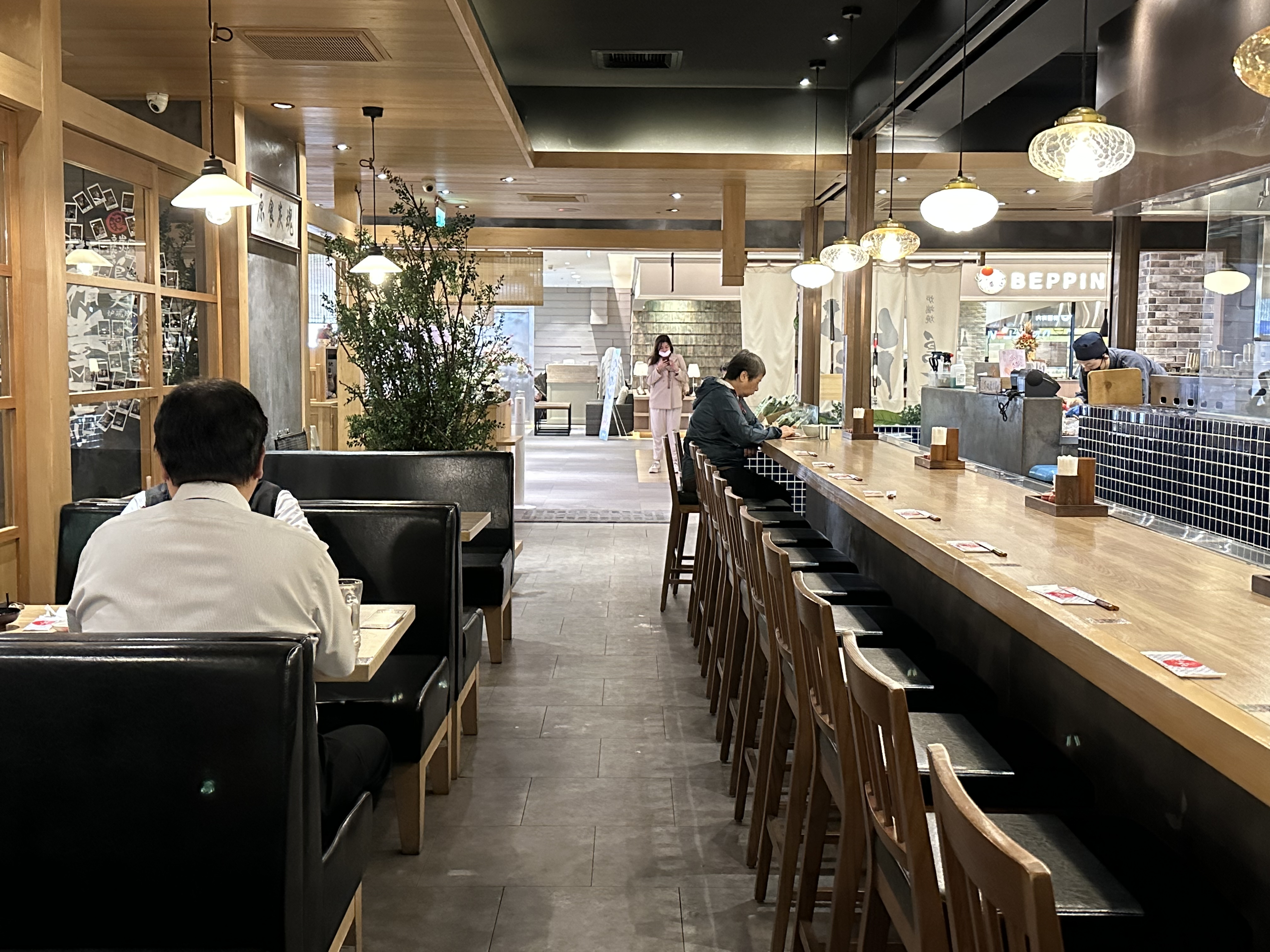 用餐環境有居酒屋的輕鬆氛圍。