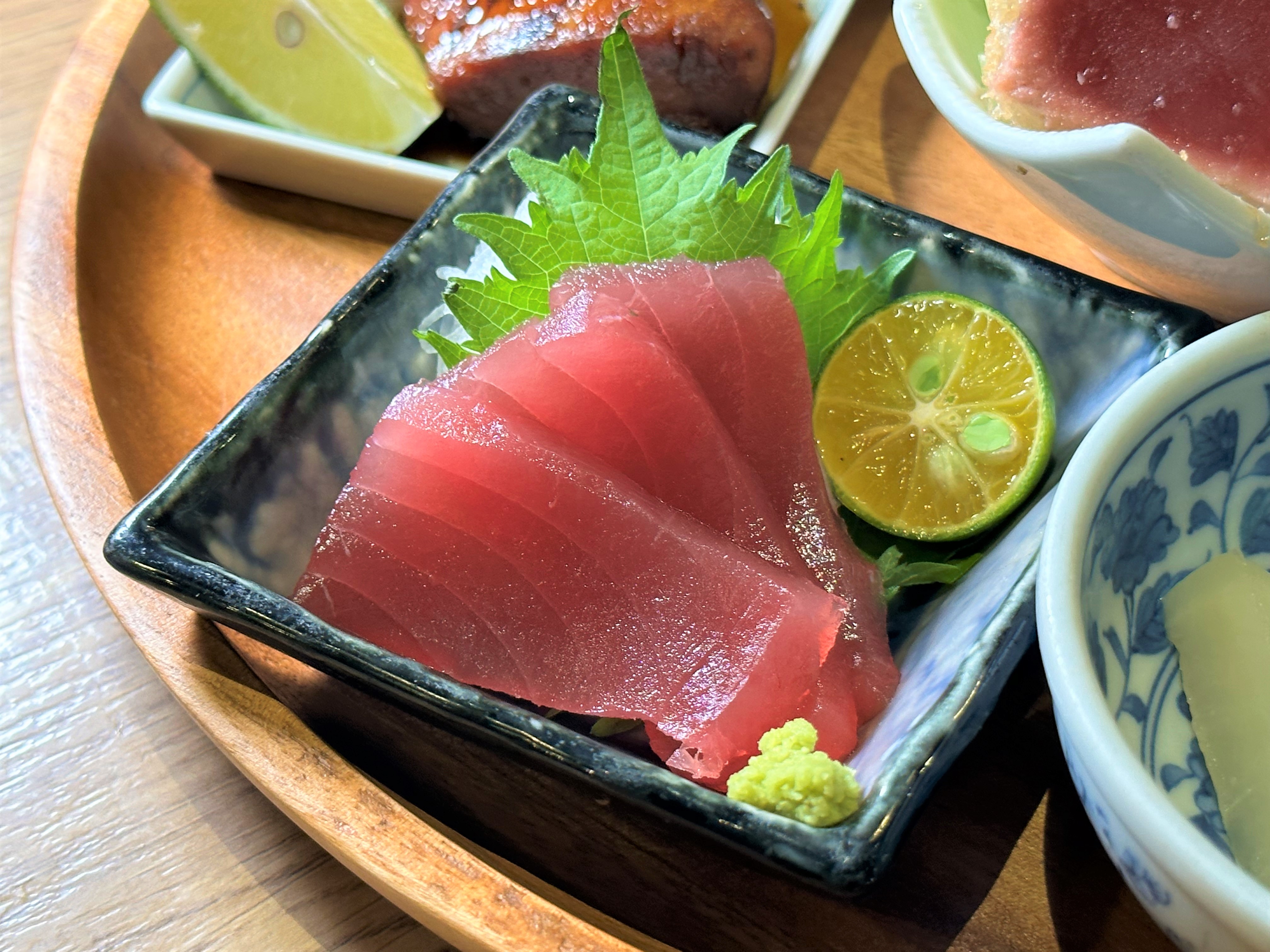 「鮪魚生魚片」清甜嫩口。