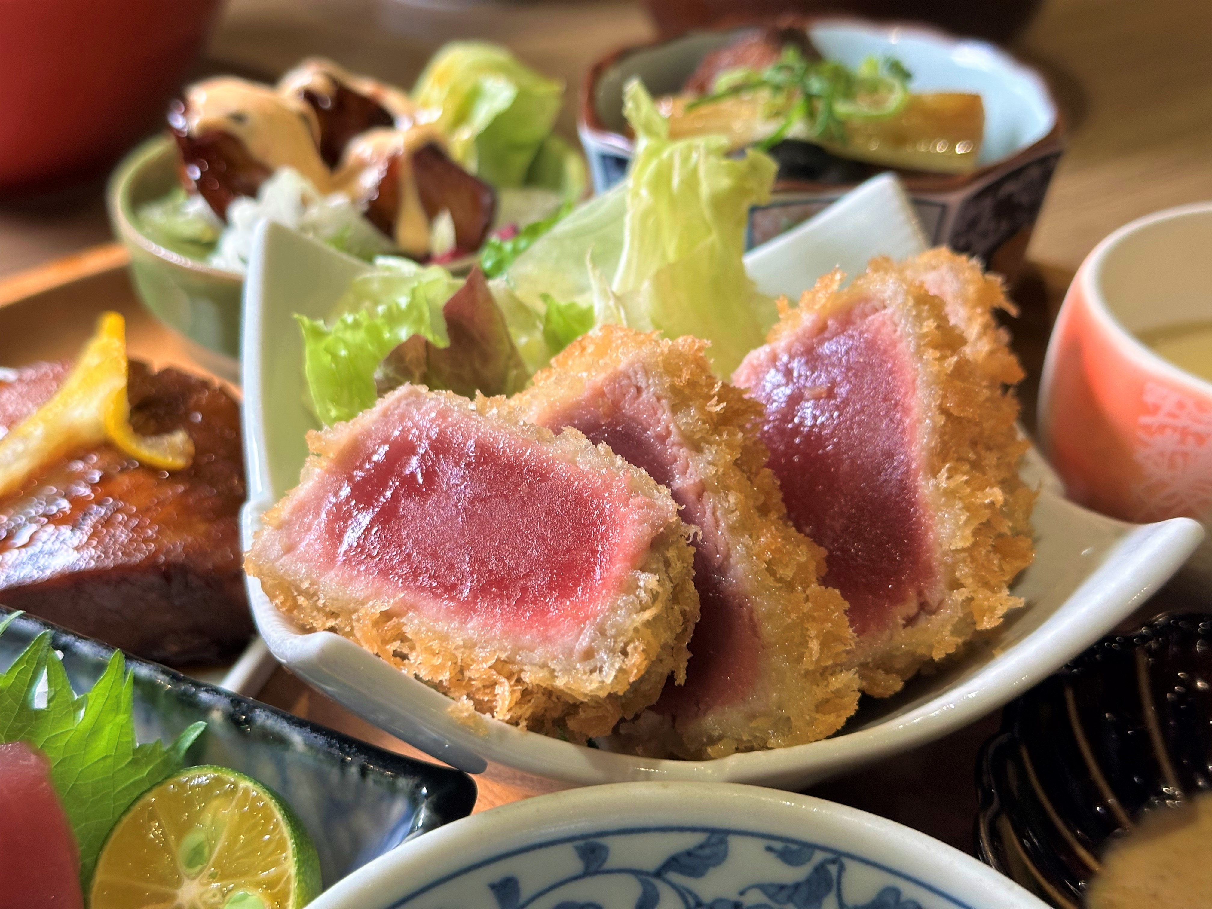「酥炸鮪魚排」外皮酥脆，魚肉呈現5分熟的軟嫩口感。