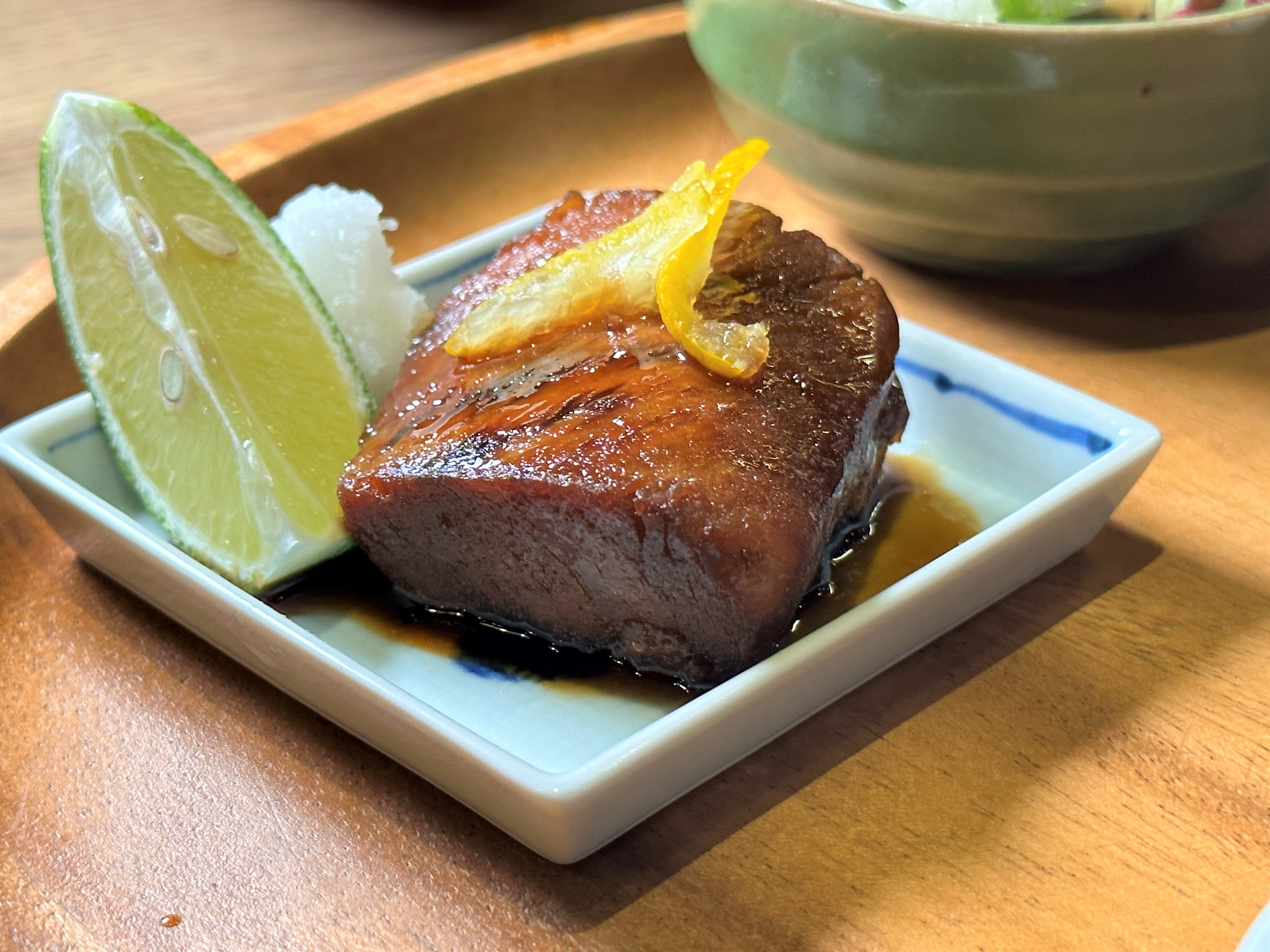 「鮪魚下巴柚子蜜汁燒」醬汁甜鹹下飯，魚肉吸附淡淡柚子香。