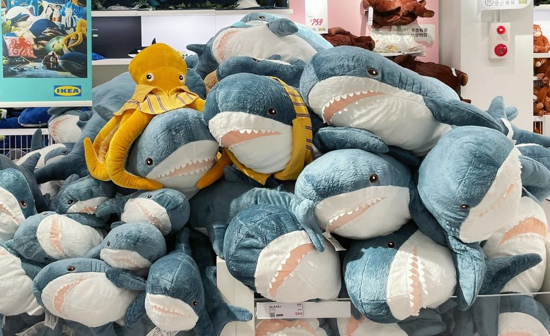 一位姊姊在Dcard分享IKEA鯊鯊玩偶治癒妹妹的故事。（翻攝自IKEA臉書）