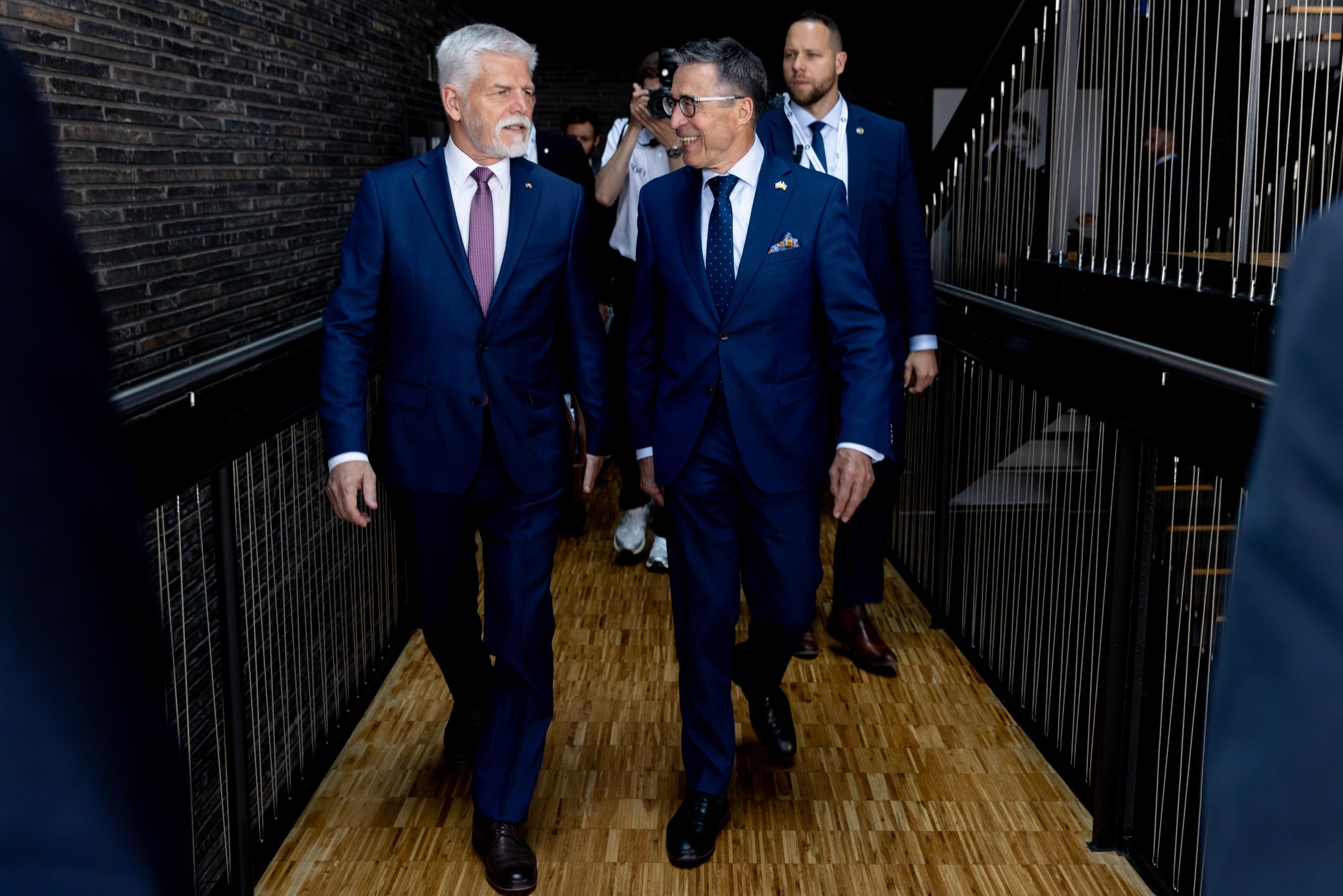 帕維爾（左）與前北約祕書長拉斯穆森（左）會面，強調民主國家應團結一致，保護價值觀與主權，並在中俄等極權國家保持獨立，尤其是在科技與能源等領域。（翻攝自臉書@Petr Pavel）