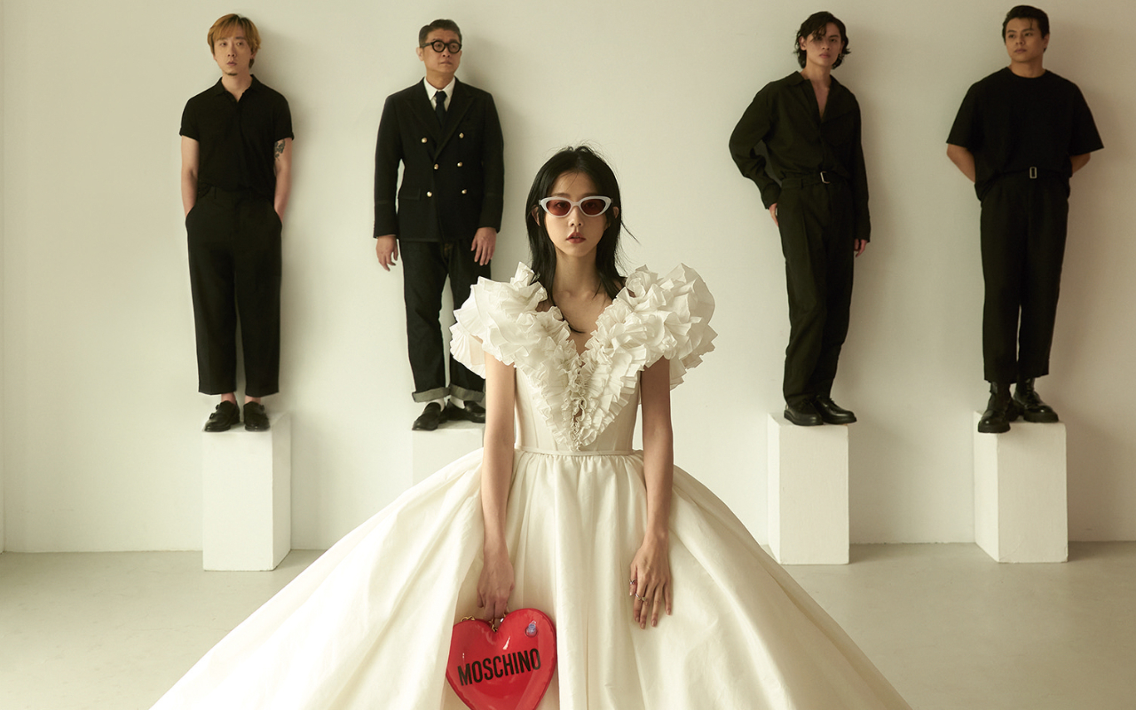 邵雨薇表示現代女生不用為了穿婚紗而結婚，只要想拍婚紗，單身又何妨？（《Elle》國際中文版提供）