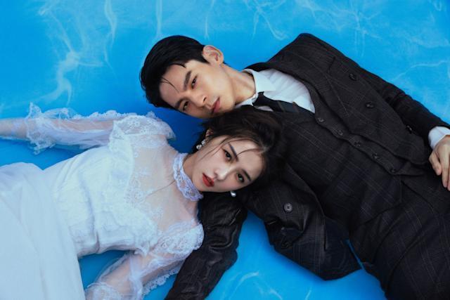 邵雨薇（左）與林柏宏（右）因合作《2049》結緣，兩人2021年拍攝水下婚紗照。（多曼尼提供）