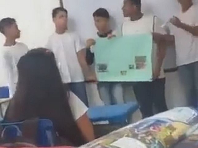 狼性少年不爽報告被笑，拿尖筆狠刺女同學！父為「乖兒子」辯：他是霸凌受害者。（翻自《每日郵報》）