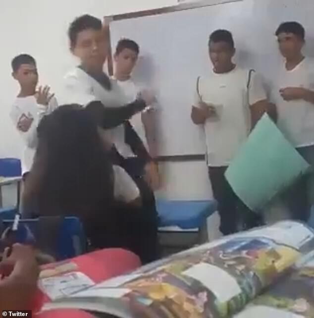 少年用筆尖狠刺女同學的臉。（翻自《每日郵報》）