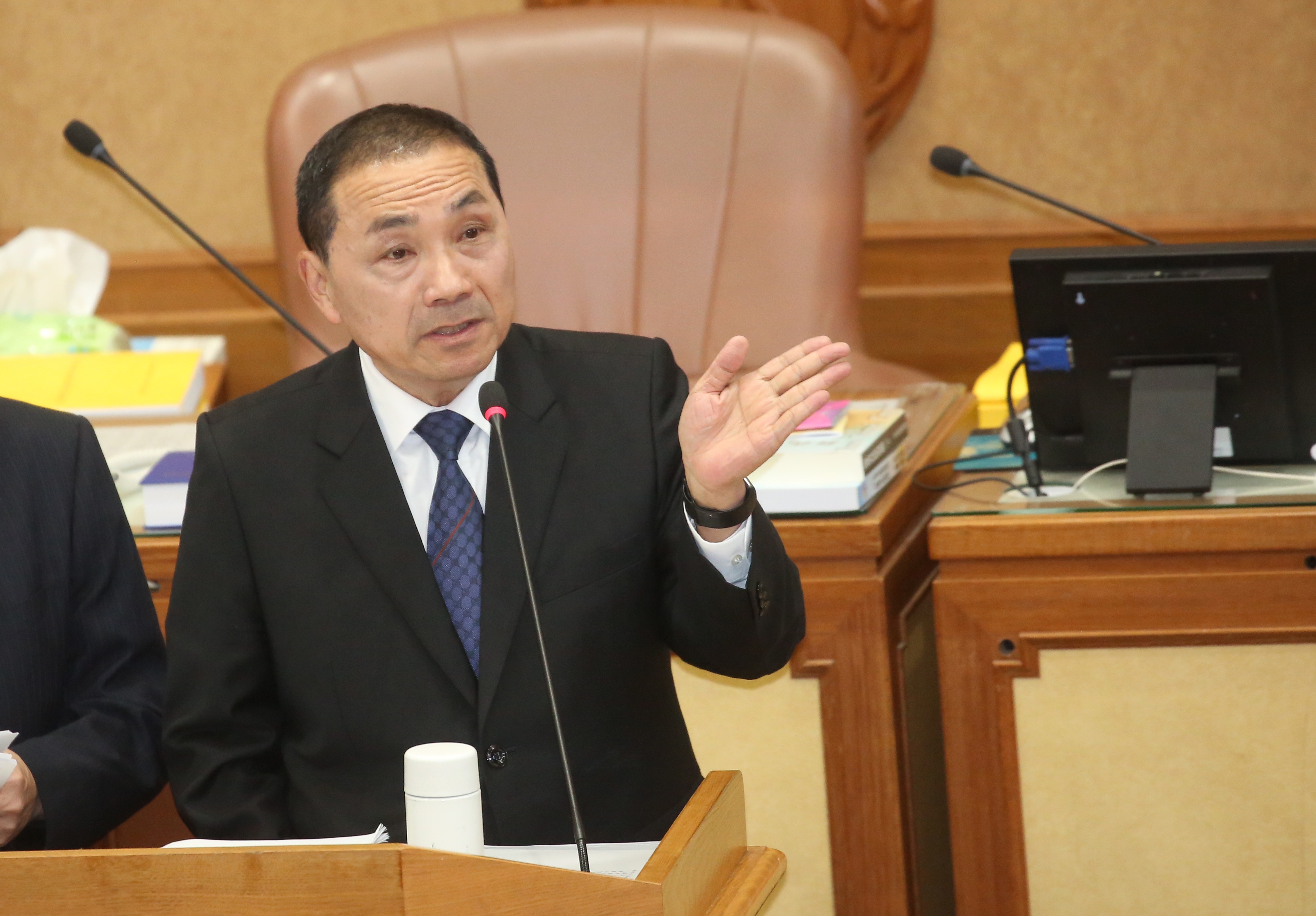 《彭博》點出侯友宜挑戰總統大位，將面臨「落跑」及執政履歷不夠完整的質疑。