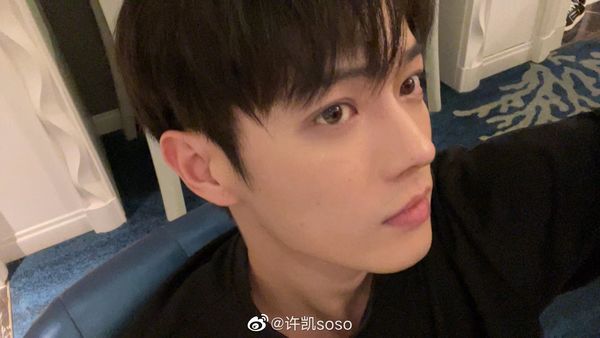 許凱外型帥氣,有眾多粉絲。(翻攝自許凱微博)