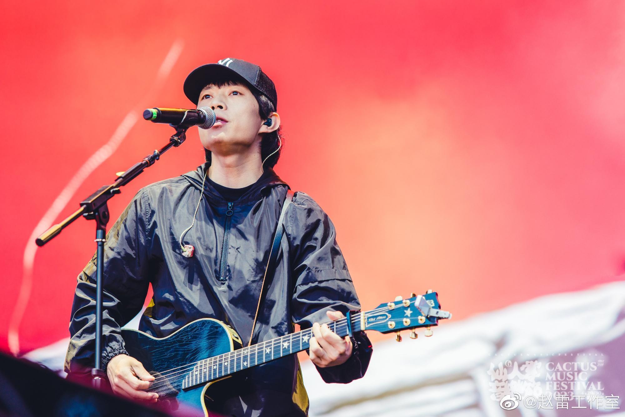 趙雷入圍金曲獎最佳華語男歌手獎項,歌迷留言要求開演唱會慶祝。(翻攝趙雷工作室微博)