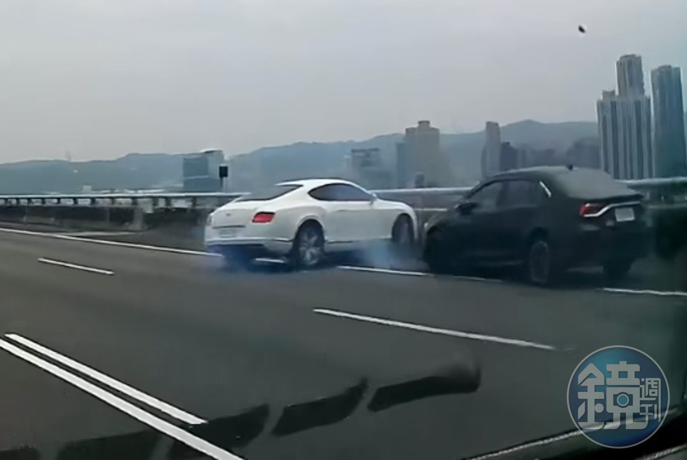 黑色豐田轎車和白色賓利發生擦撞,所幸兩名駕駛並無明顯外傷。(翻攝自爆料公社)