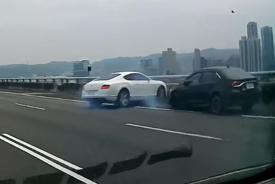 黑色豐田轎車和白色賓利發生擦撞，所幸兩名駕駛並無明顯外傷。（翻攝自爆料公社）