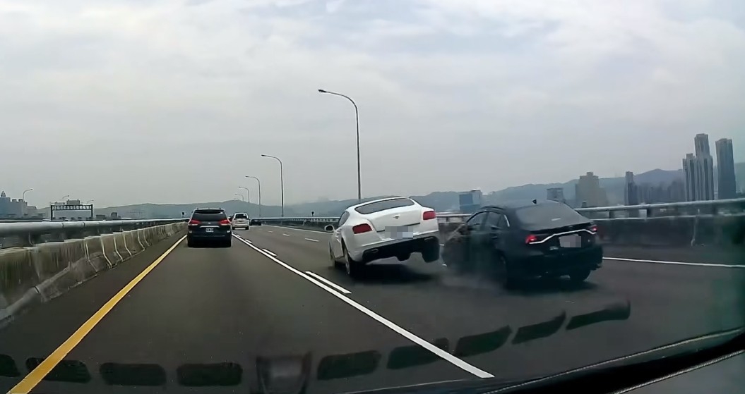 今國道1號北上50.2公里處發生兩台自小客車擦撞車禍，要價千萬的白色賓利車身受損嚴重。（翻攝自爆料公社）