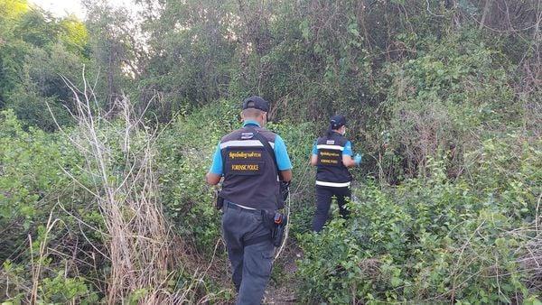 梅伊與警方在樹林裡，發現梅伊老公的遺體。（翻自《8 World News》）