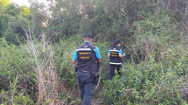 梅伊與警方在樹林裡,發現梅伊老公的遺體。(翻自《8 World News》)