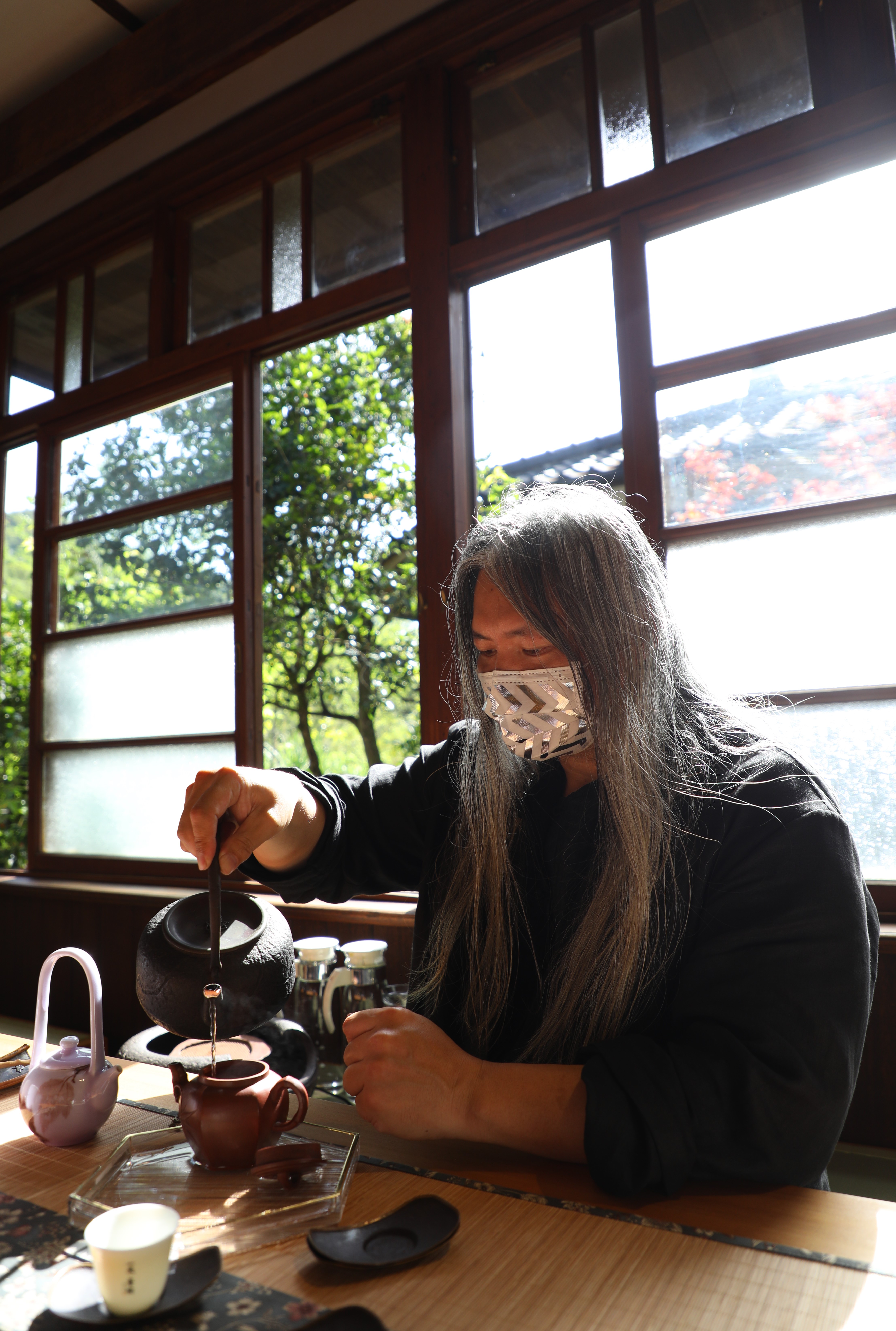 老屋的午後沖一壺熱茶，聊聊茶事，十分愜意。
